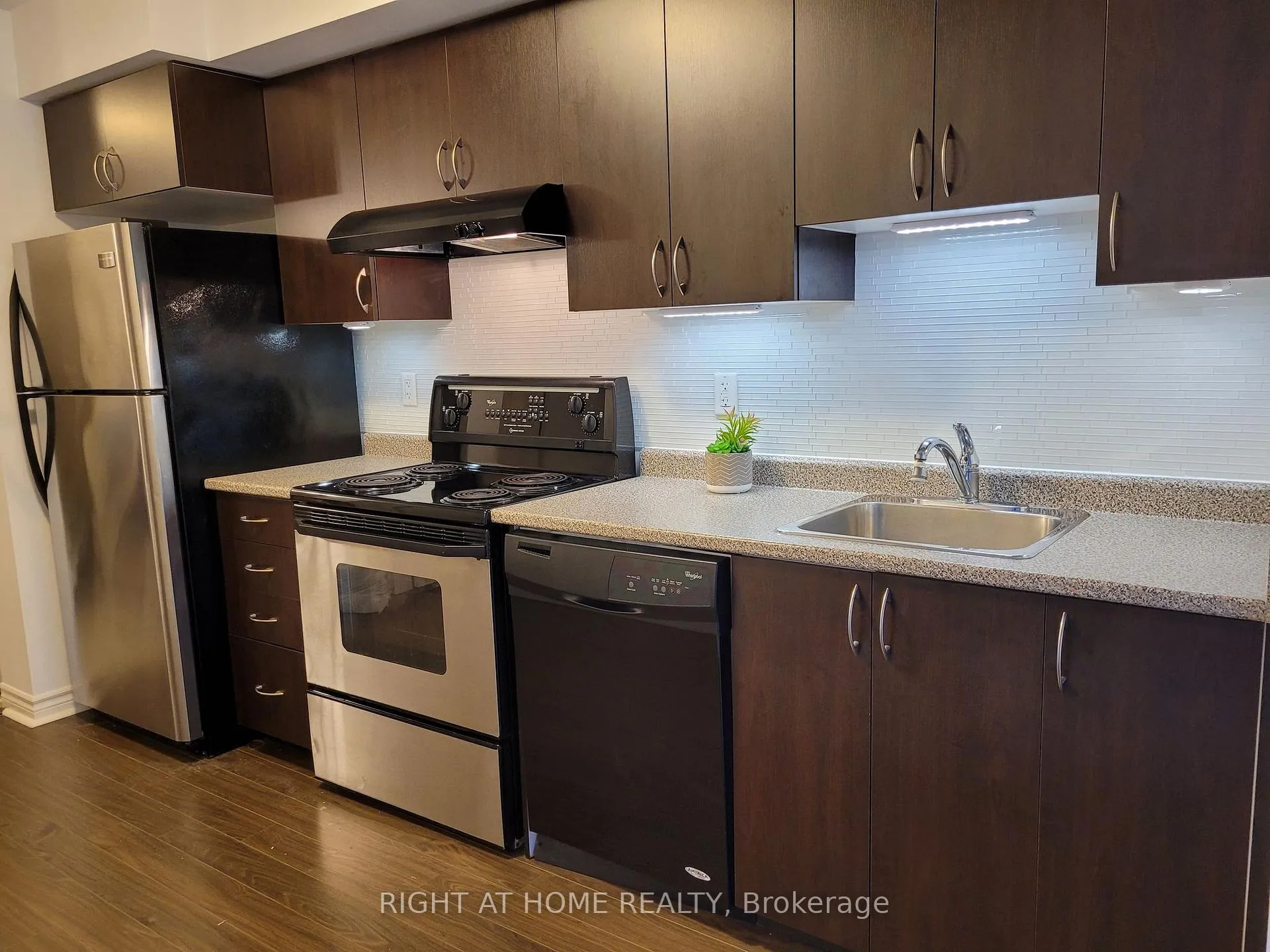 Photo 4 of Unit 820, 35 Saranac Boulevard, Toronto, Englemount-Lawrence — HOMEH