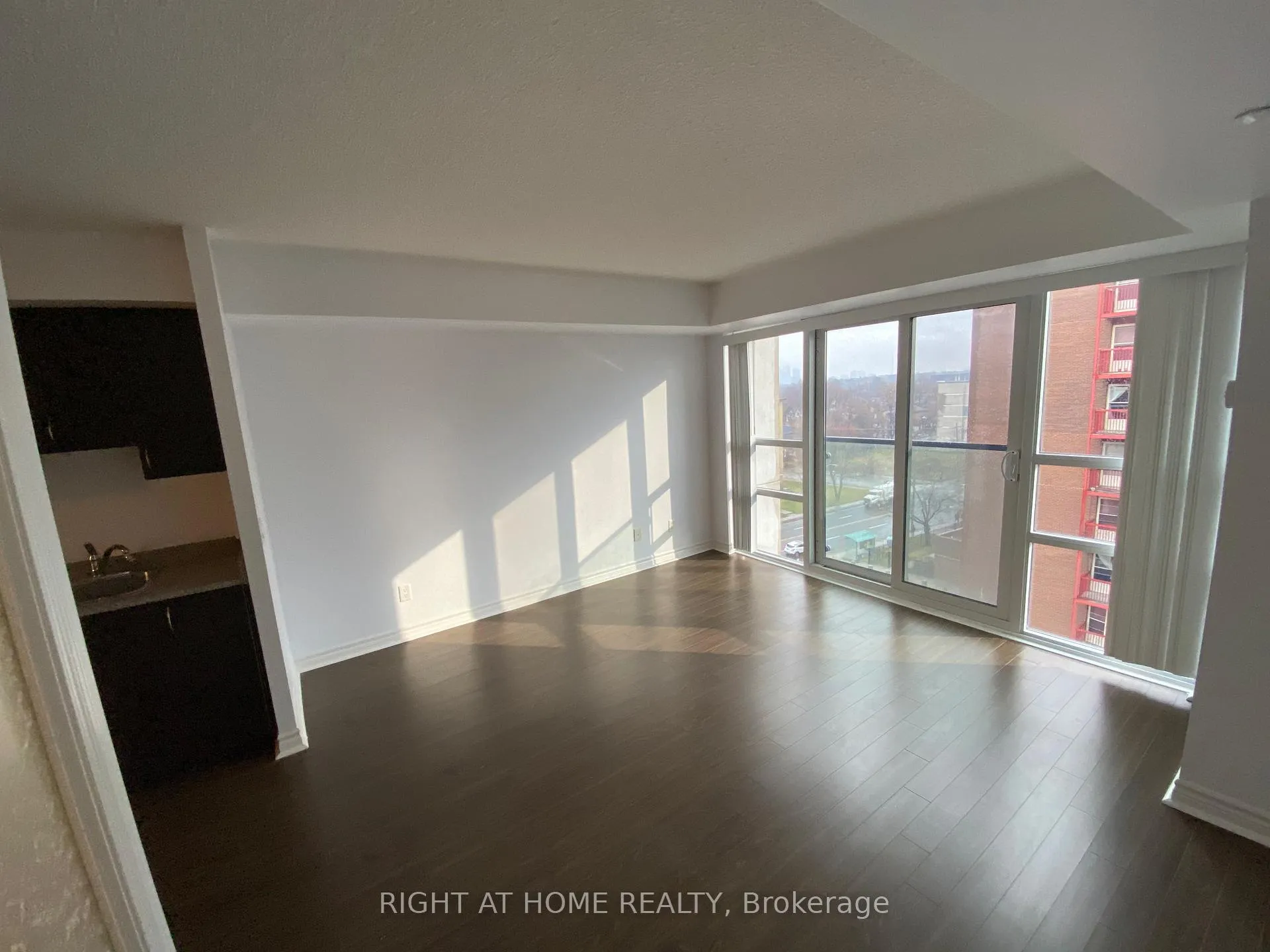 Photo 6 of Unit 820, 35 Saranac Boulevard, Toronto, Englemount-Lawrence — HOMEH