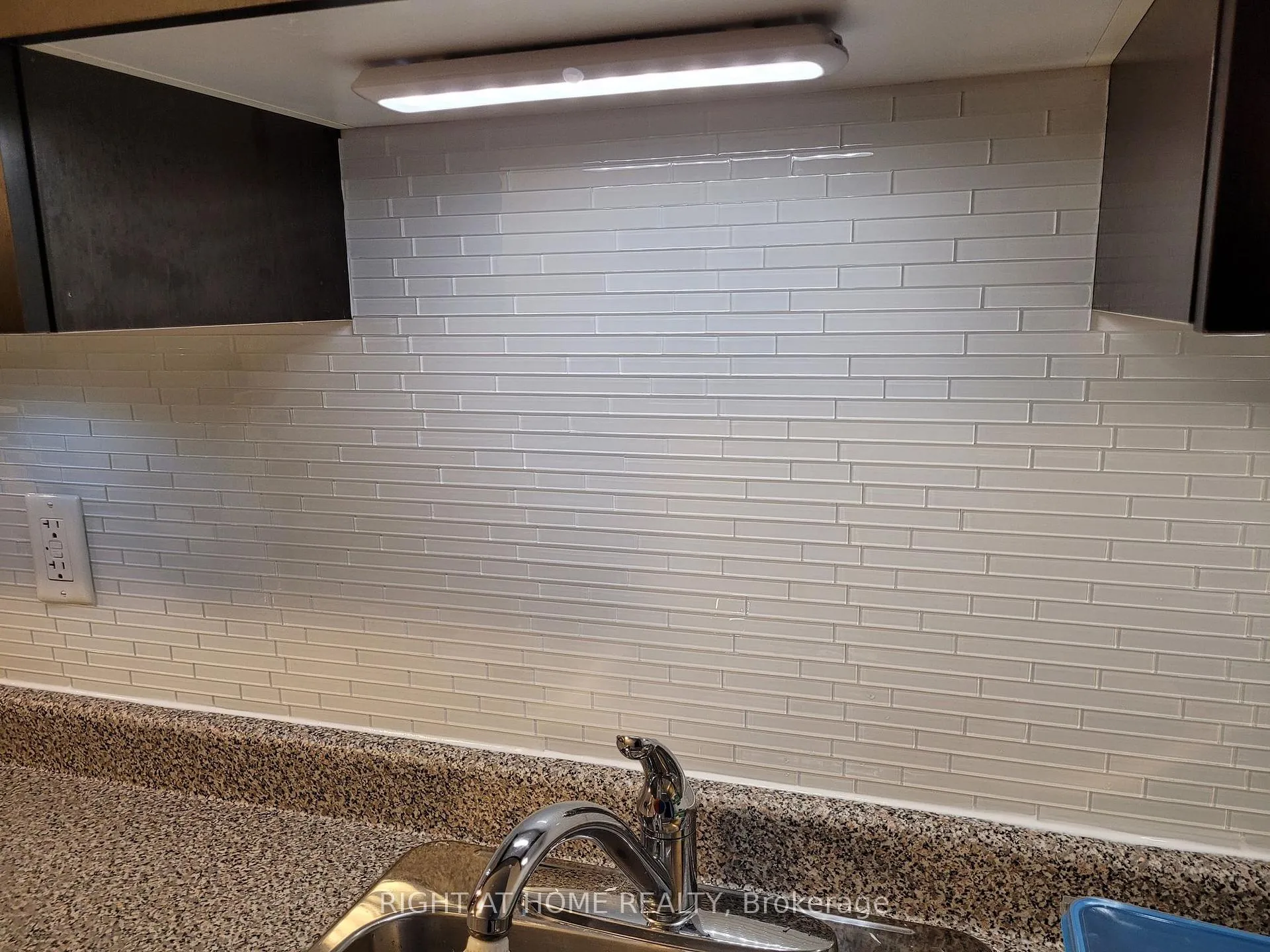 Photo 7 of Unit 820, 35 Saranac Boulevard, Toronto, Englemount-Lawrence — HOMEH