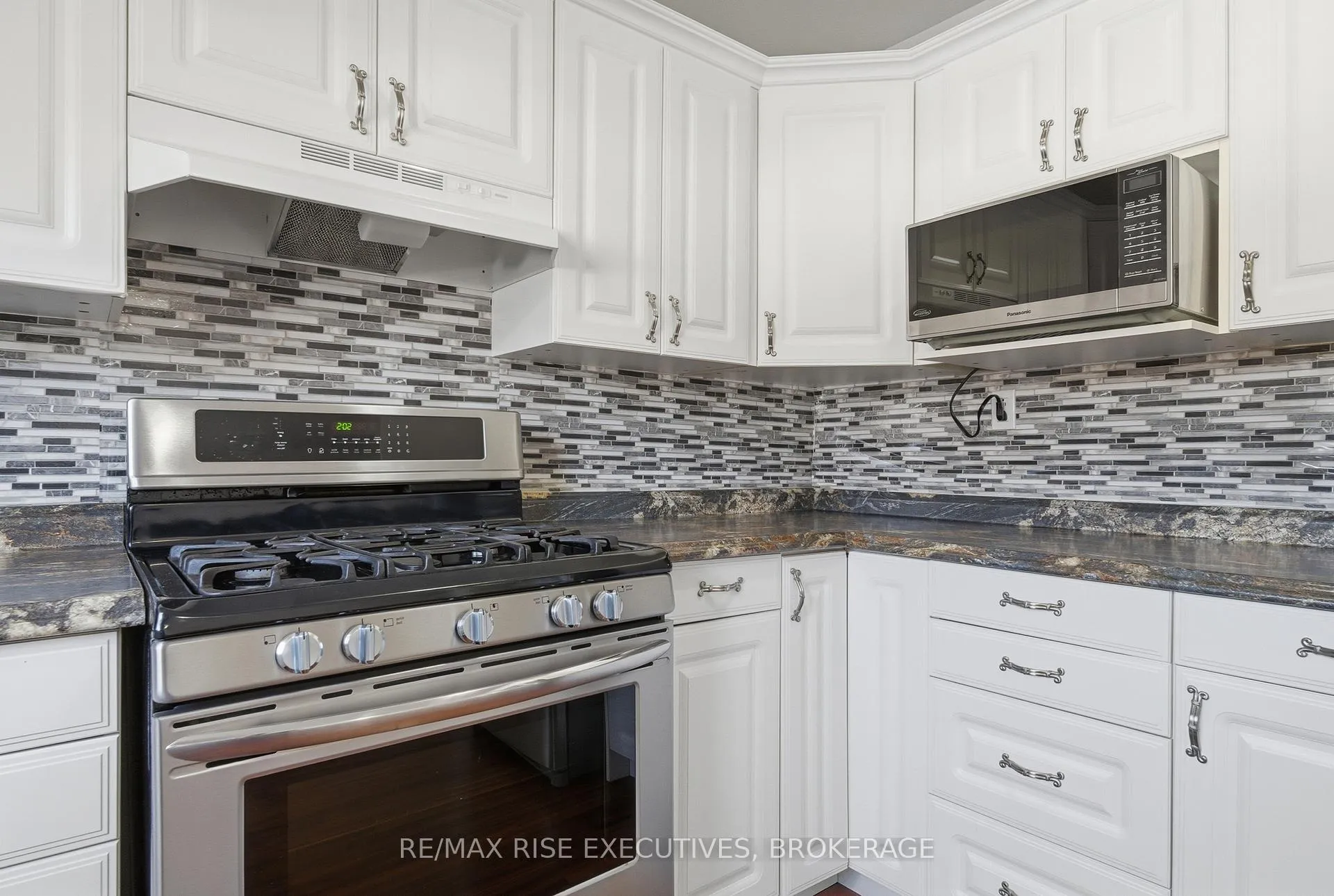 Photo 12 of 926 Amberdale Crescent, Kingston, South of Taylor-Kidd Blvd — HOMEH