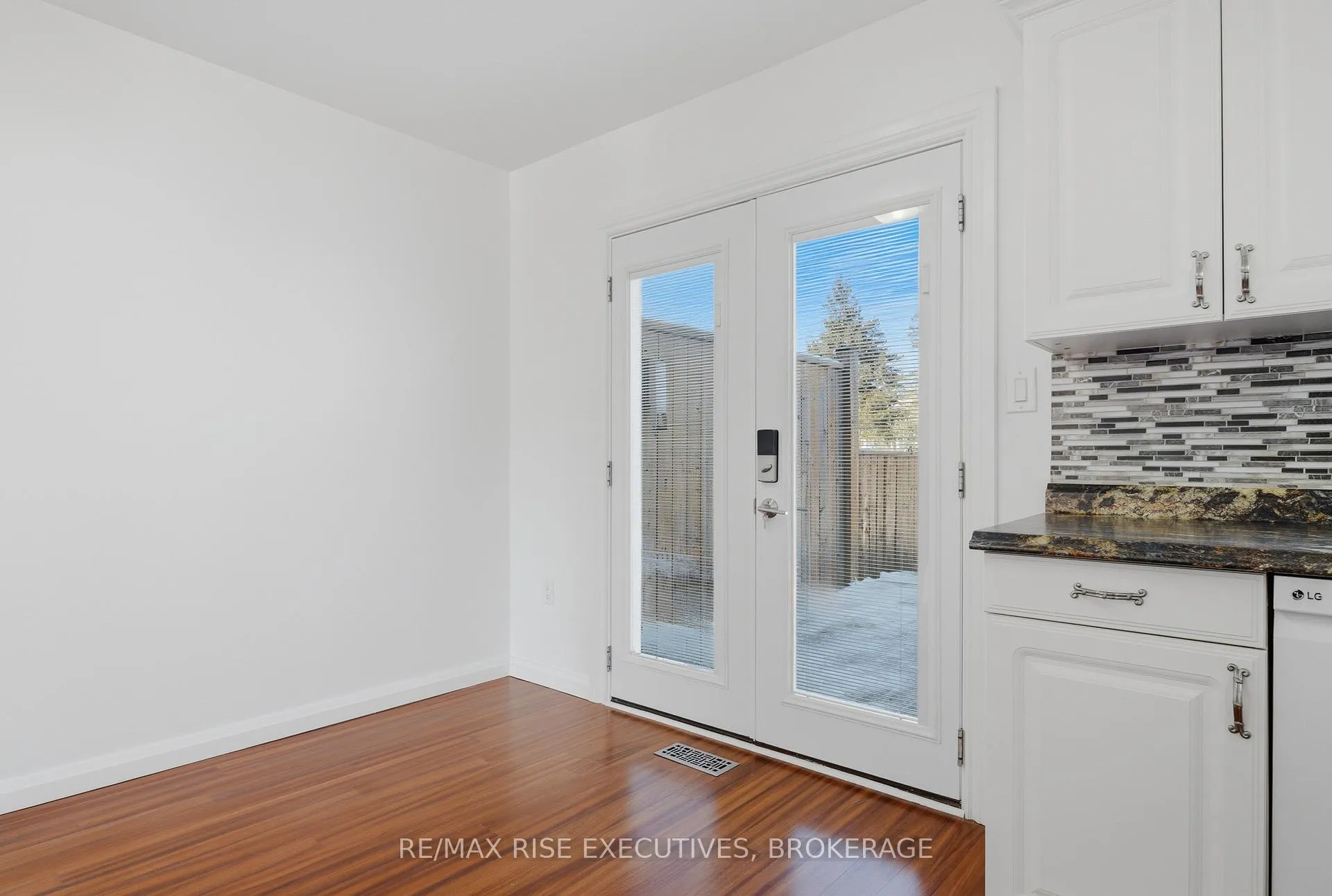 Photo 15 of 926 Amberdale Crescent, Kingston, South of Taylor-Kidd Blvd — HOMEH
