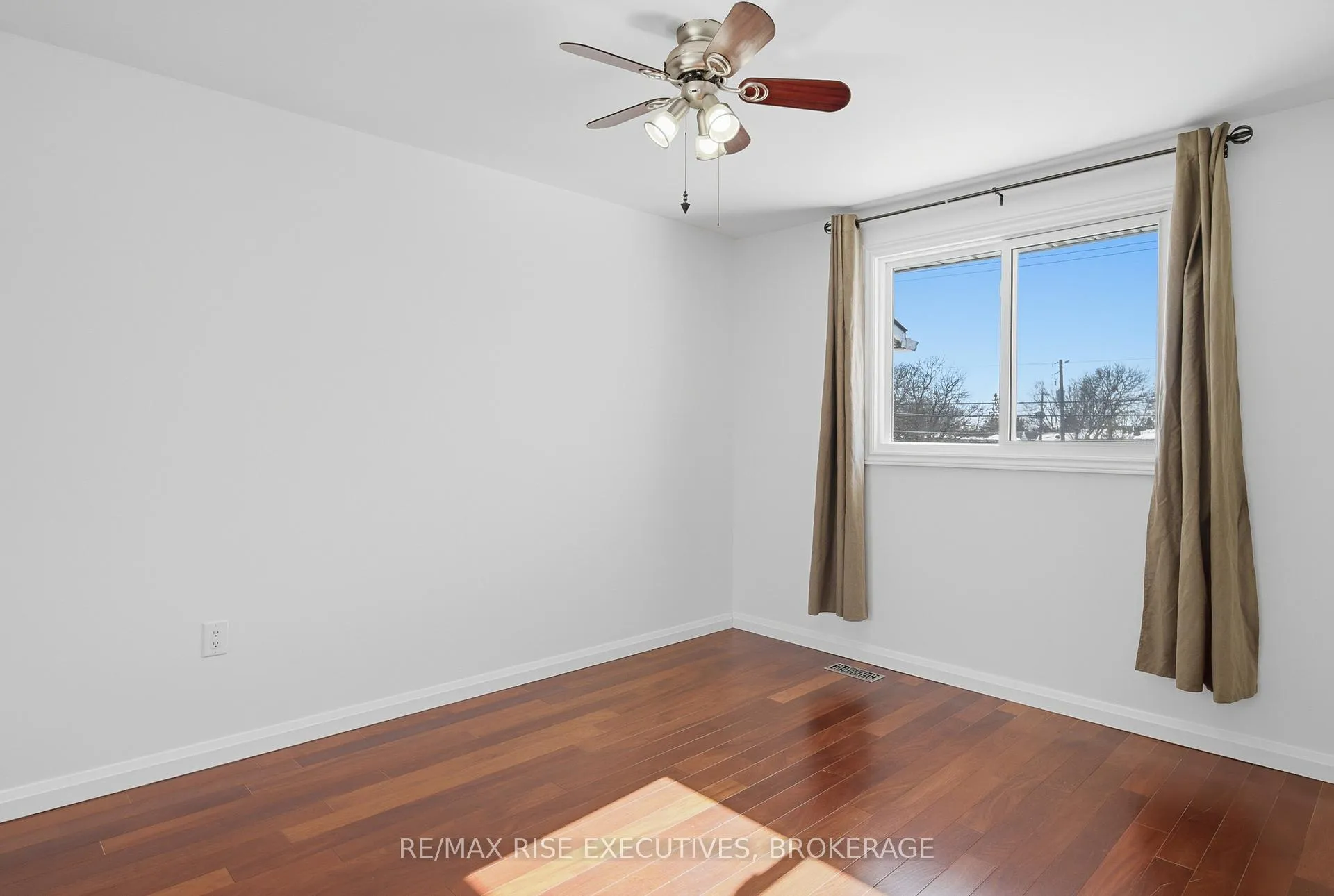 Photo 17 of 926 Amberdale Crescent, Kingston, South of Taylor-Kidd Blvd — HOMEH