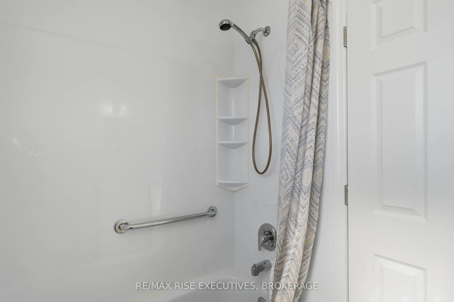 Photo 20 of 926 Amberdale Crescent, Kingston, South of Taylor-Kidd Blvd — HOMEH