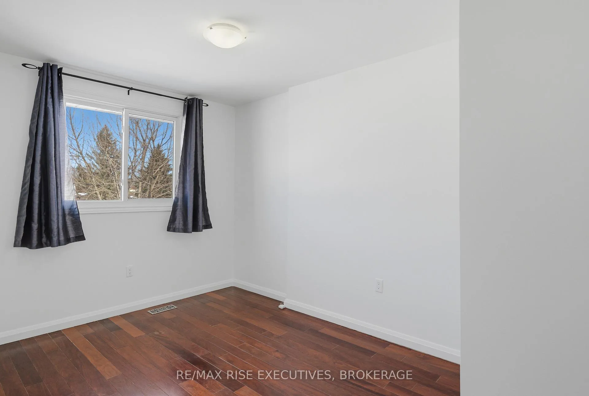 Photo 21 of 926 Amberdale Crescent, Kingston, South of Taylor-Kidd Blvd — HOMEH