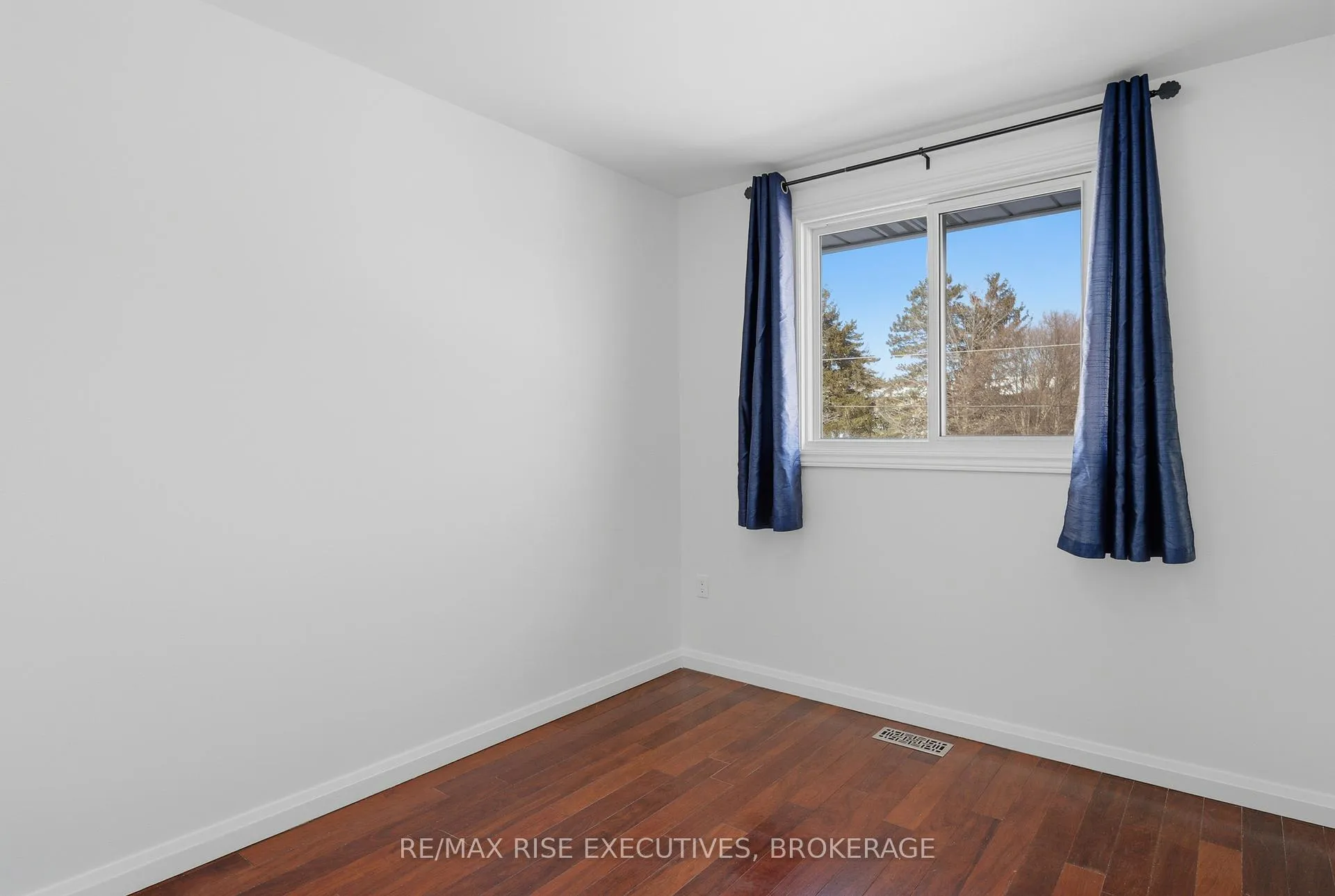 Photo 23 of 926 Amberdale Crescent, Kingston, South of Taylor-Kidd Blvd — HOMEH