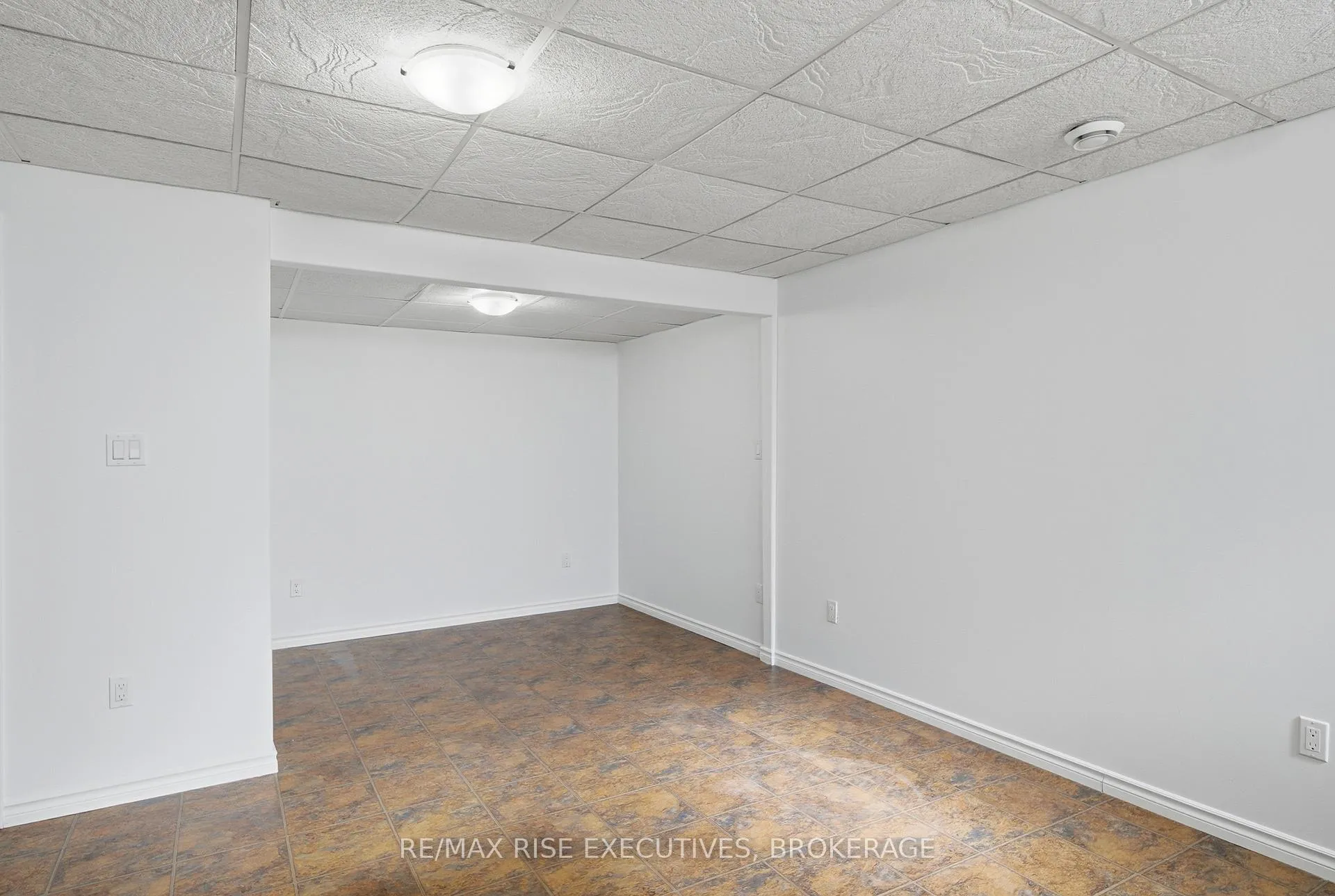 Photo 30 of 926 Amberdale Crescent, Kingston, South of Taylor-Kidd Blvd — HOMEH