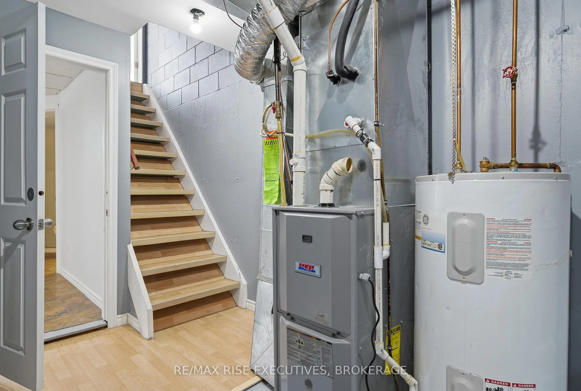 Photo 33 of 926 Amberdale Crescent, Kingston, South of Taylor-Kidd Blvd — HOMEH
