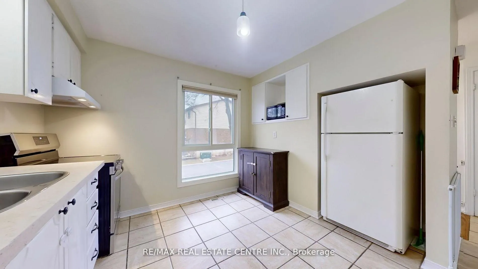 Photo 5 of 355 Ontario Street N, Milton, Dorset Park — HOMEH