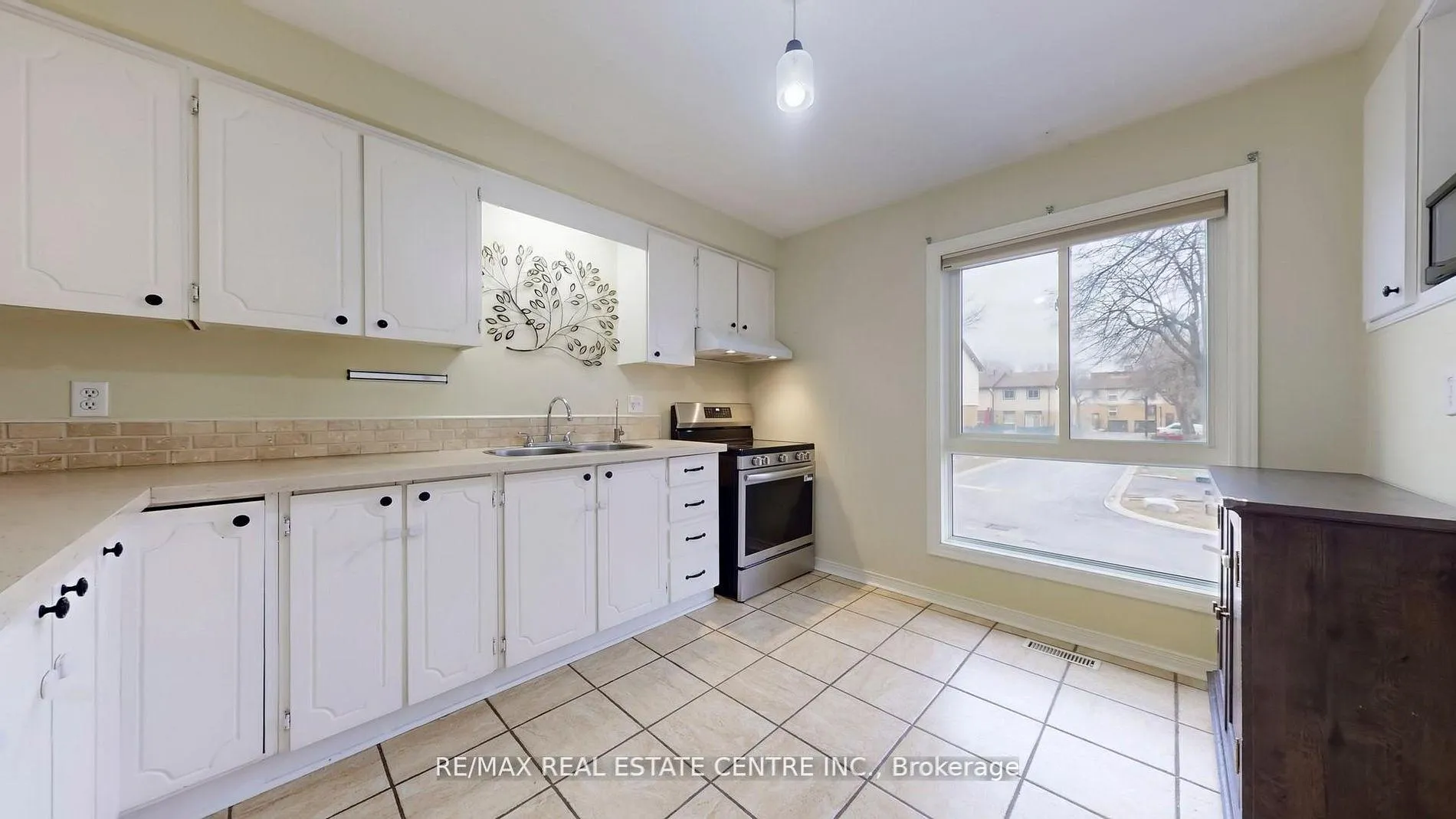 Photo 6 of 355 Ontario Street N, Milton, Dorset Park — HOMEH