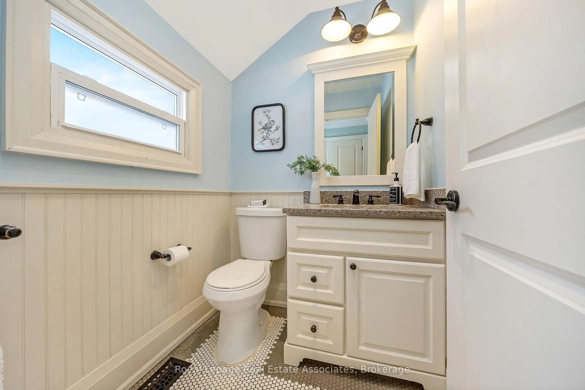 Photo 17 of 136 Poplar Avenue, Halton Hills, Acton — HOMEH