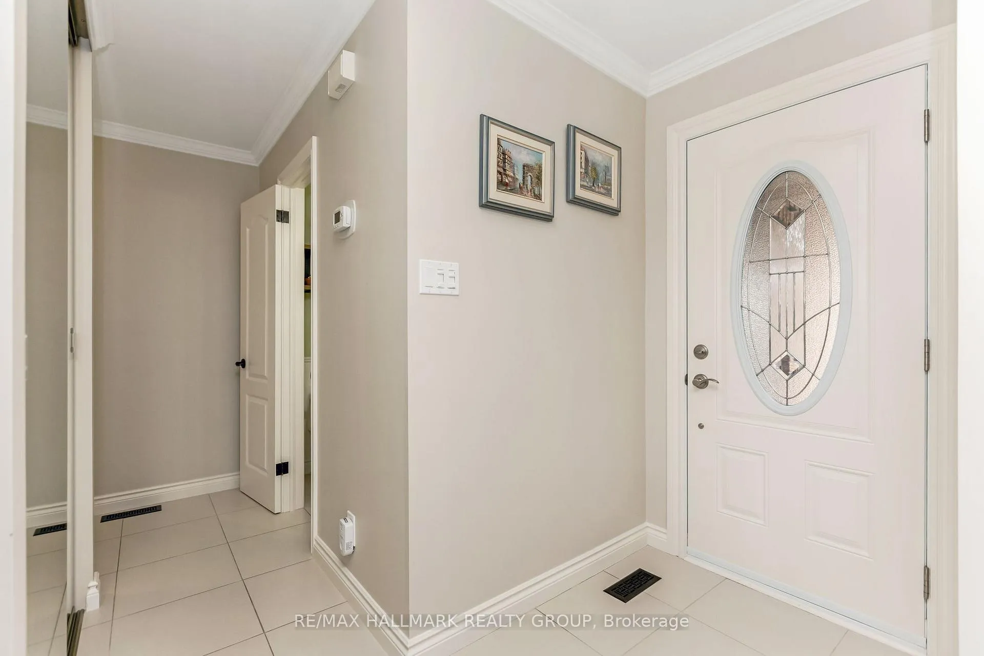 Photo 6 of 328 McEachern Crescent, Ottawa, Bilberry Creek/Queenswood Heights — HOMEH