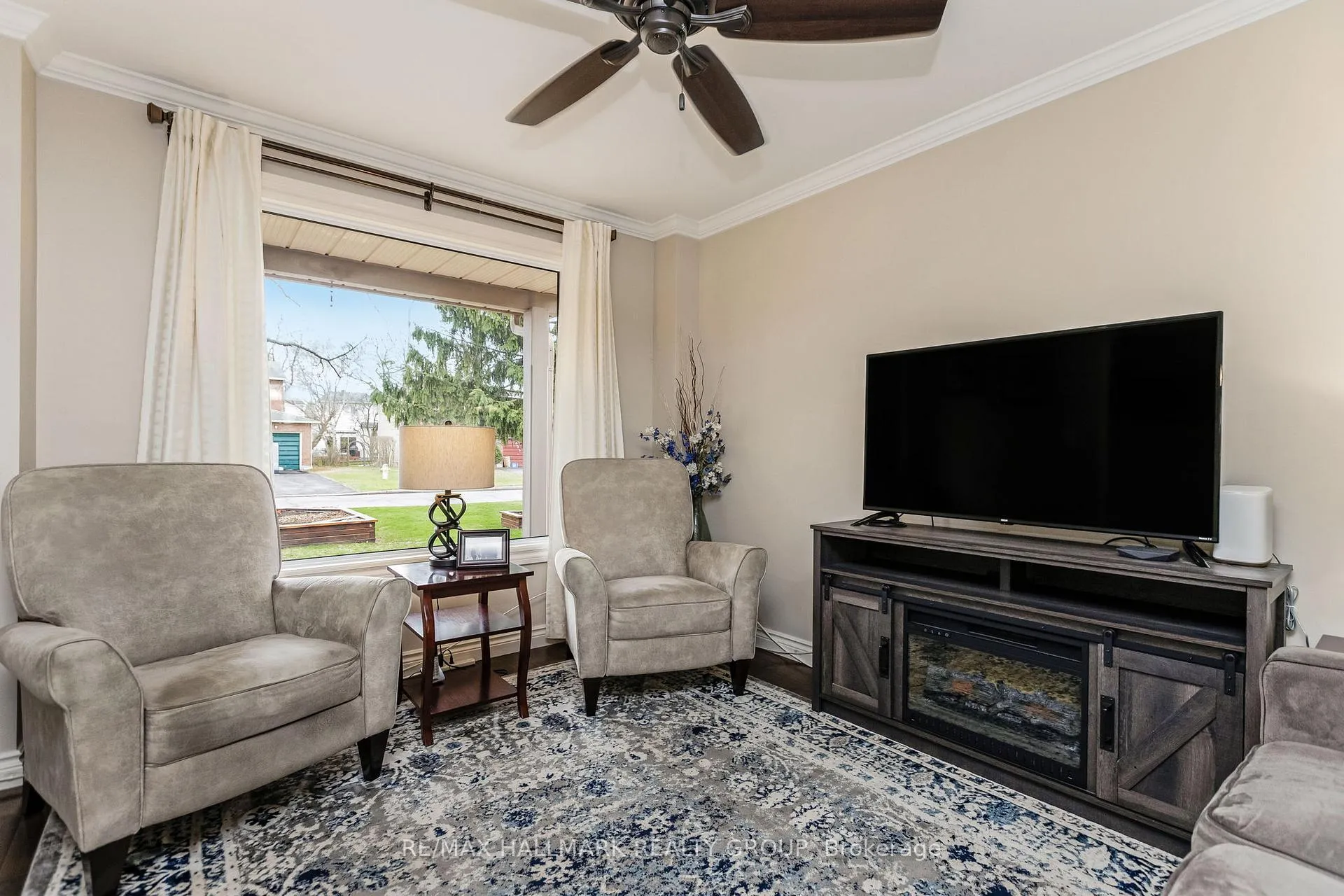 Photo 9 of 328 McEachern Crescent, Ottawa, Bilberry Creek/Queenswood Heights — HOMEH