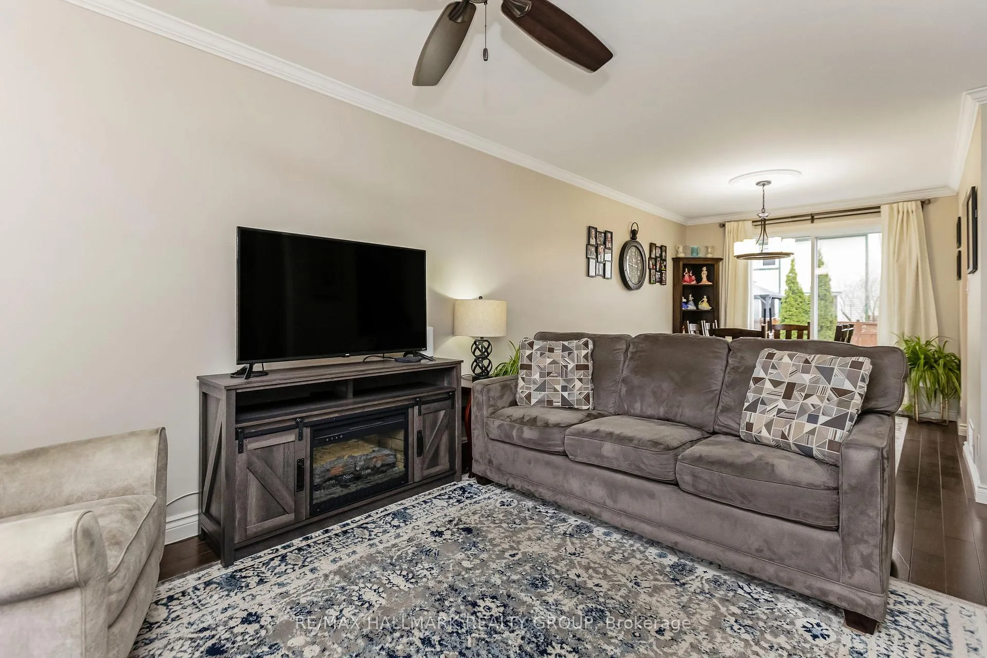 Photo 10 of 328 McEachern Crescent, Ottawa, Bilberry Creek/Queenswood Heights — HOMEH