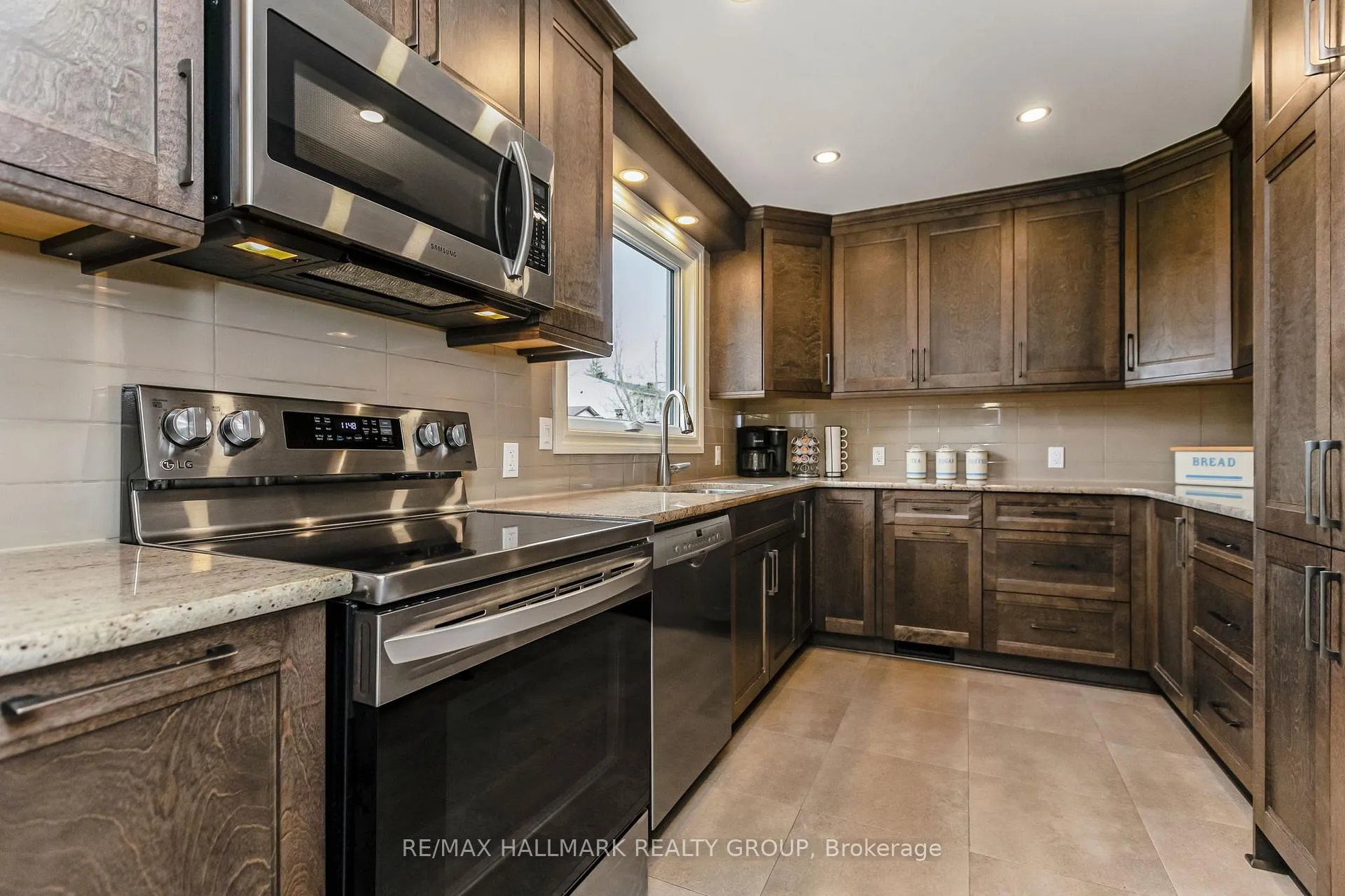 Photo 14 of 328 McEachern Crescent, Ottawa, Bilberry Creek/Queenswood Heights — HOMEH