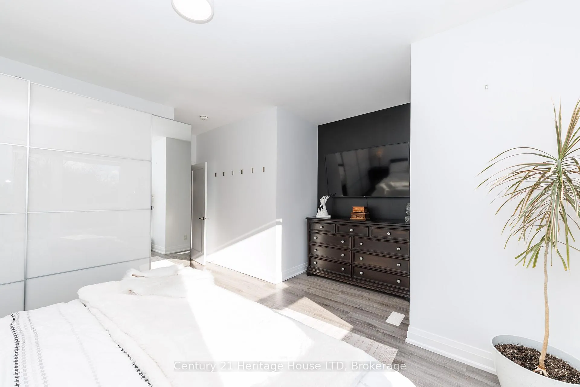 Photo 25 of Unit 8, 39 Robinson Street N, Grimsby, Grimsby East — HOMEH