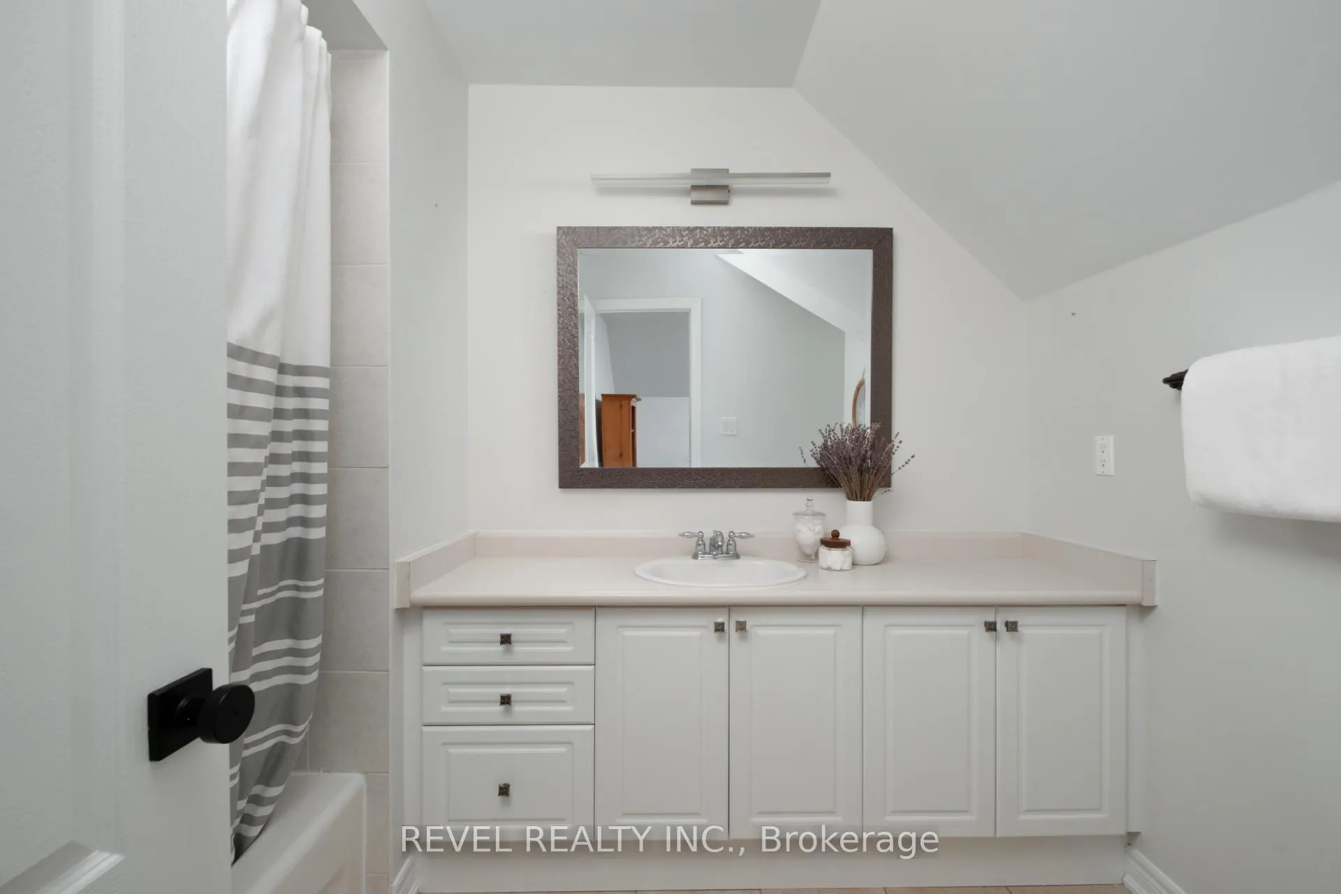 Photo 31 of 54 North Riverdale Drive, Caledon, Inglewood — HOMEH