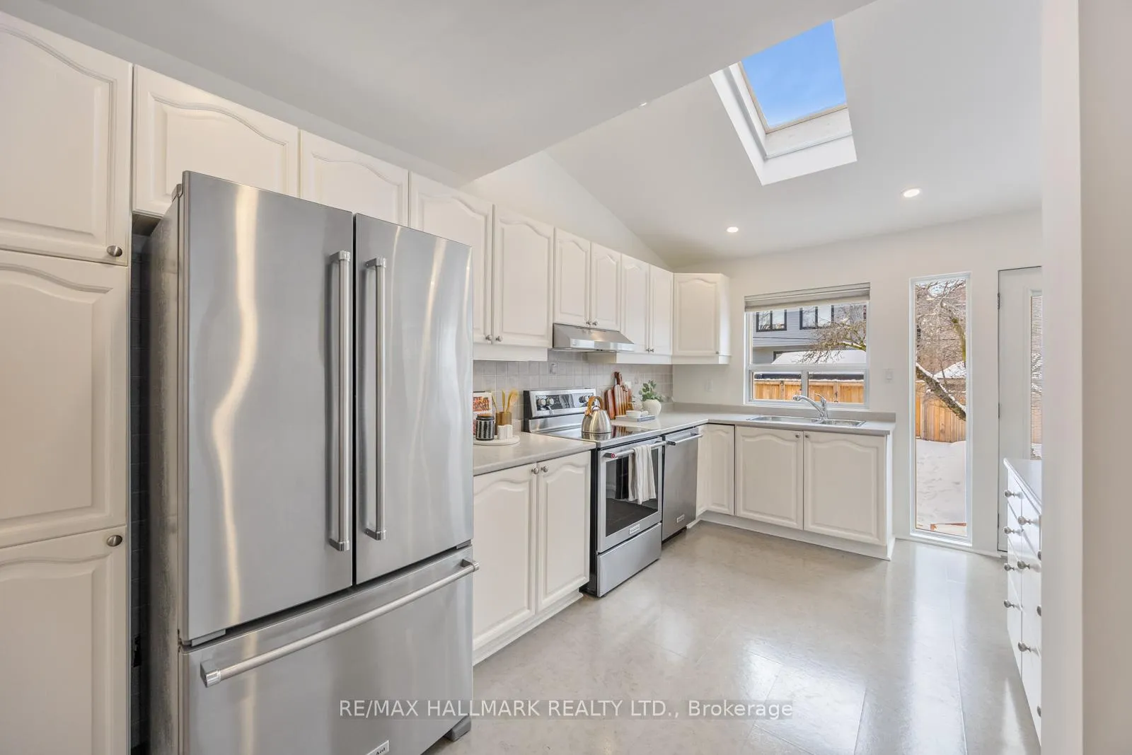 Photo 15 of 18 Elmview Drive, Scarborough, Birchcliffe-Cliffside — HOMEH