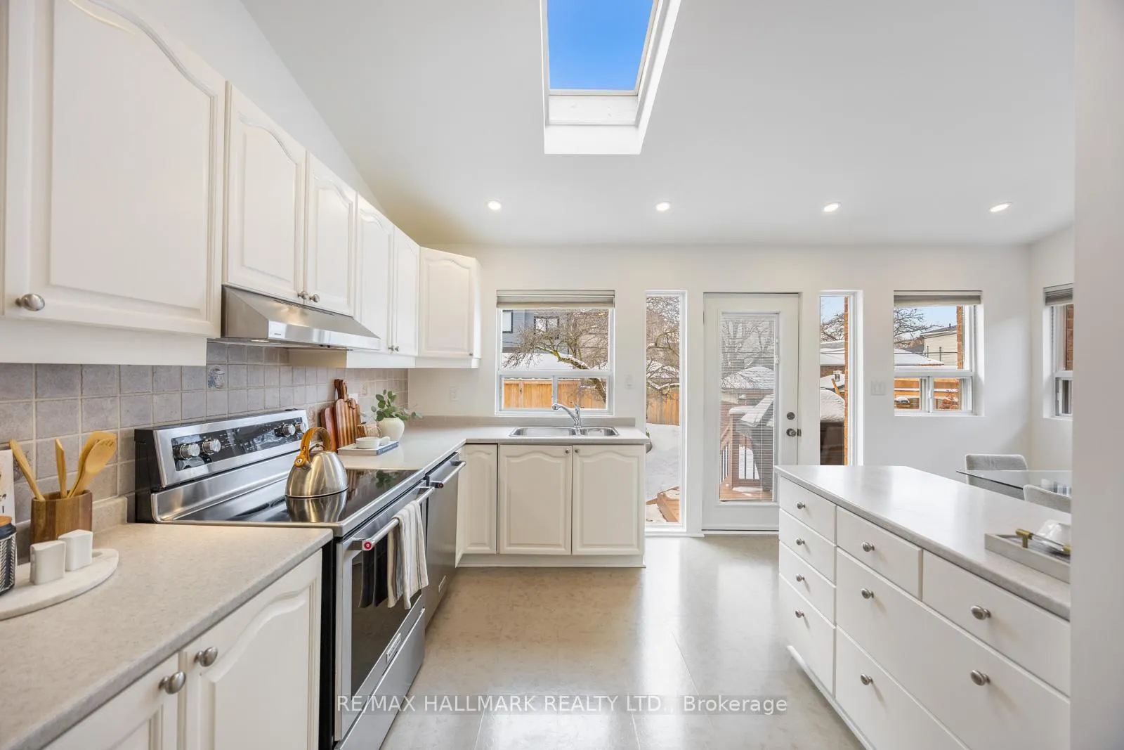 Photo 16 of 18 Elmview Drive, Scarborough, Birchcliffe-Cliffside — HOMEH