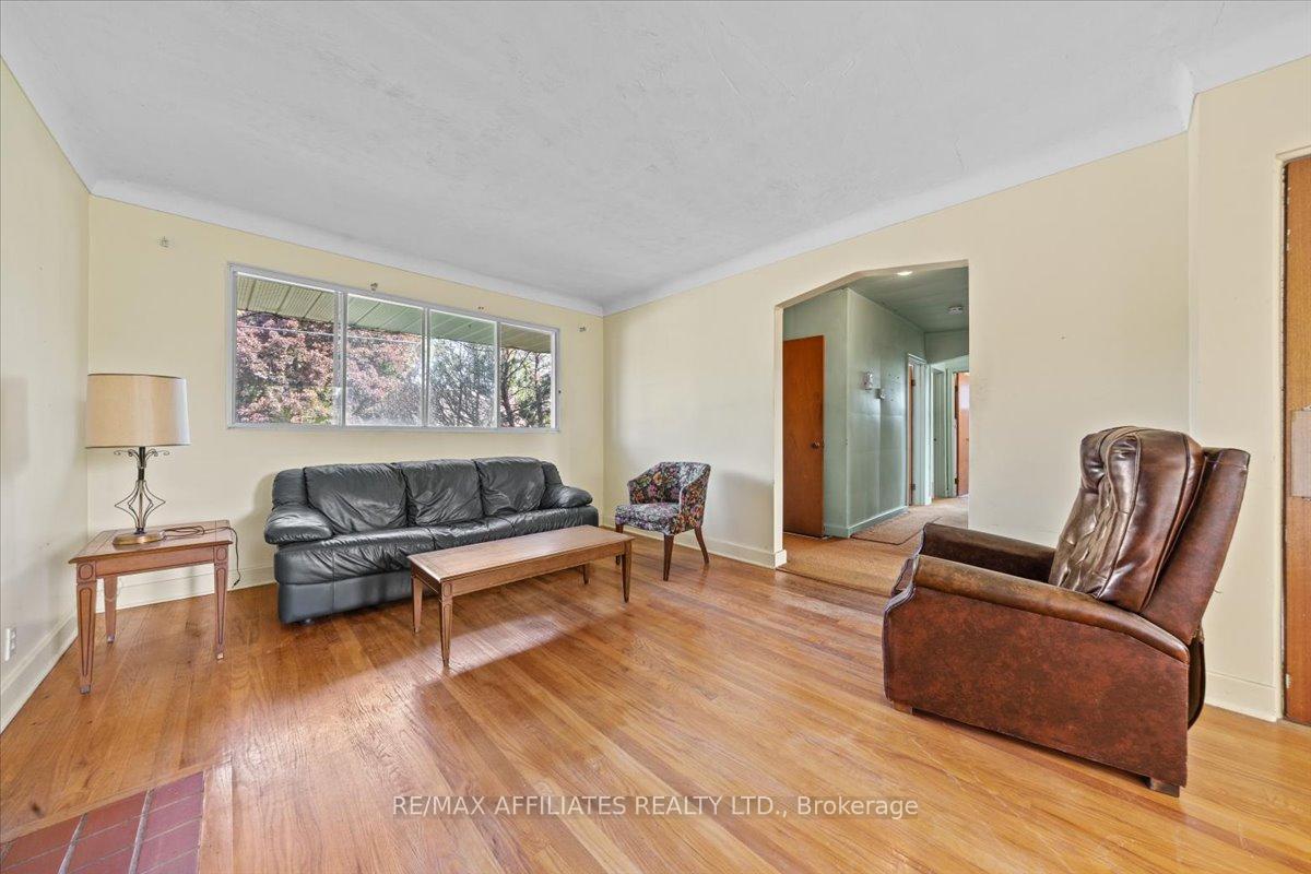 Photo 3 of 186 Norice Street, Ottawa, Meadowlands/Crestview — HOMEH