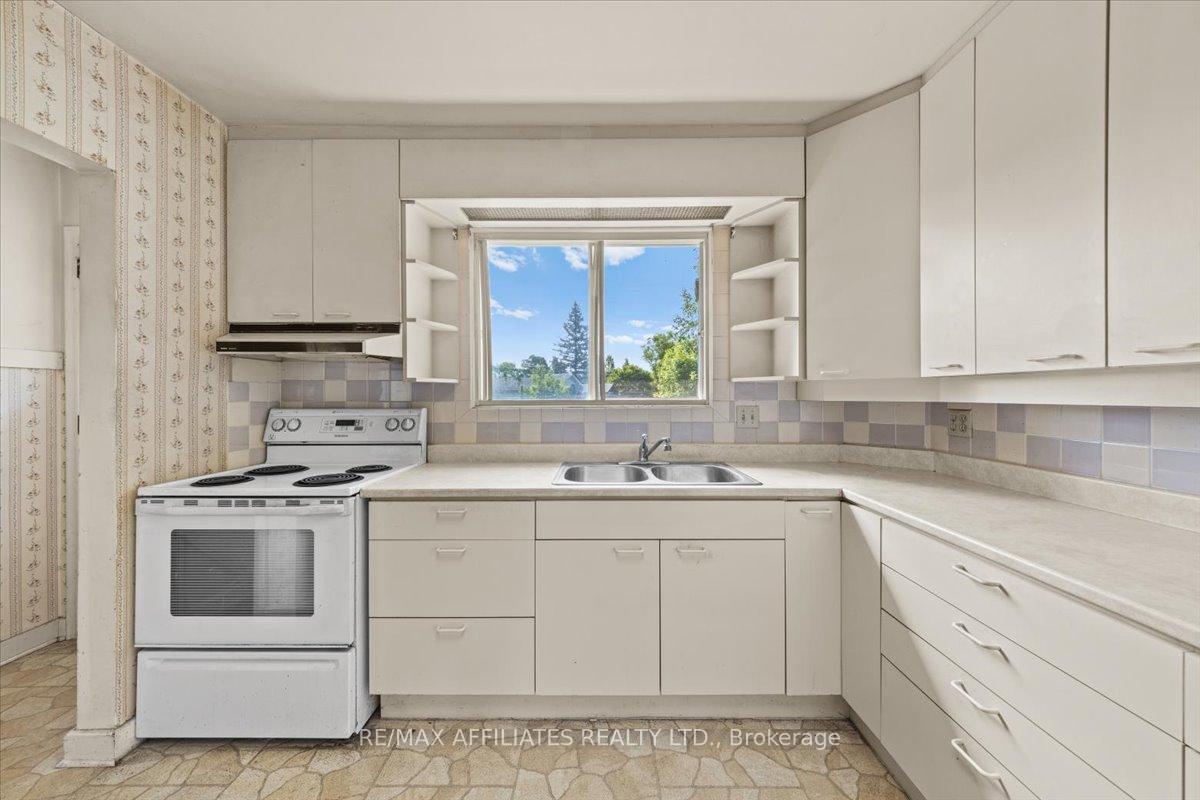 Photo 10 of 186 Norice Street, Ottawa, Meadowlands/Crestview — HOMEH