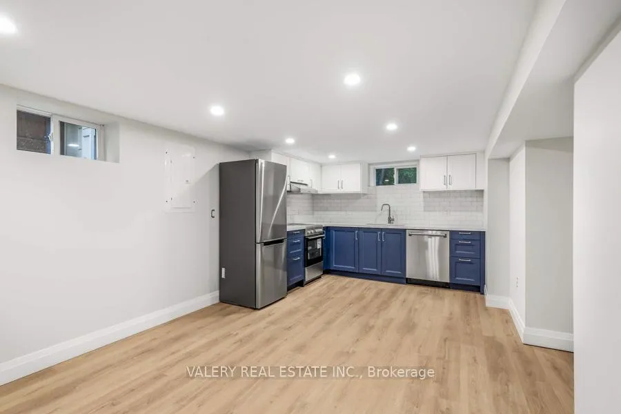 Photo 3 of Unit 2, 116 Manor Road East, Toronto, Mount Pleasant East — HOMEH