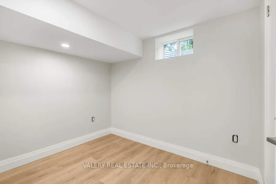 Photo 6 of Unit 2, 116 Manor Road East, Toronto, Mount Pleasant East — HOMEH