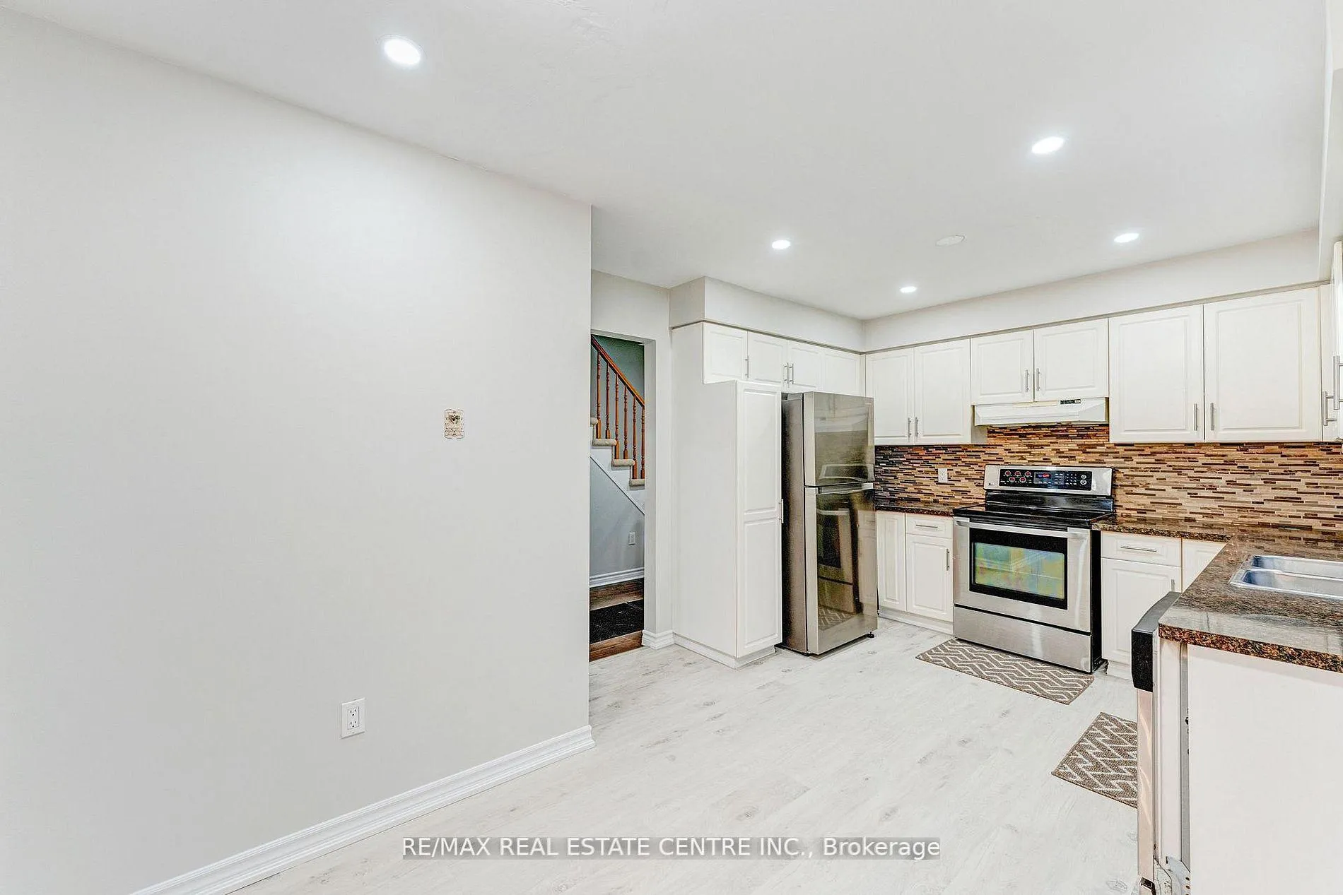 Photo 11 of 4944 Windgate Drive, Niagara Falls, Ascot — HOMEH