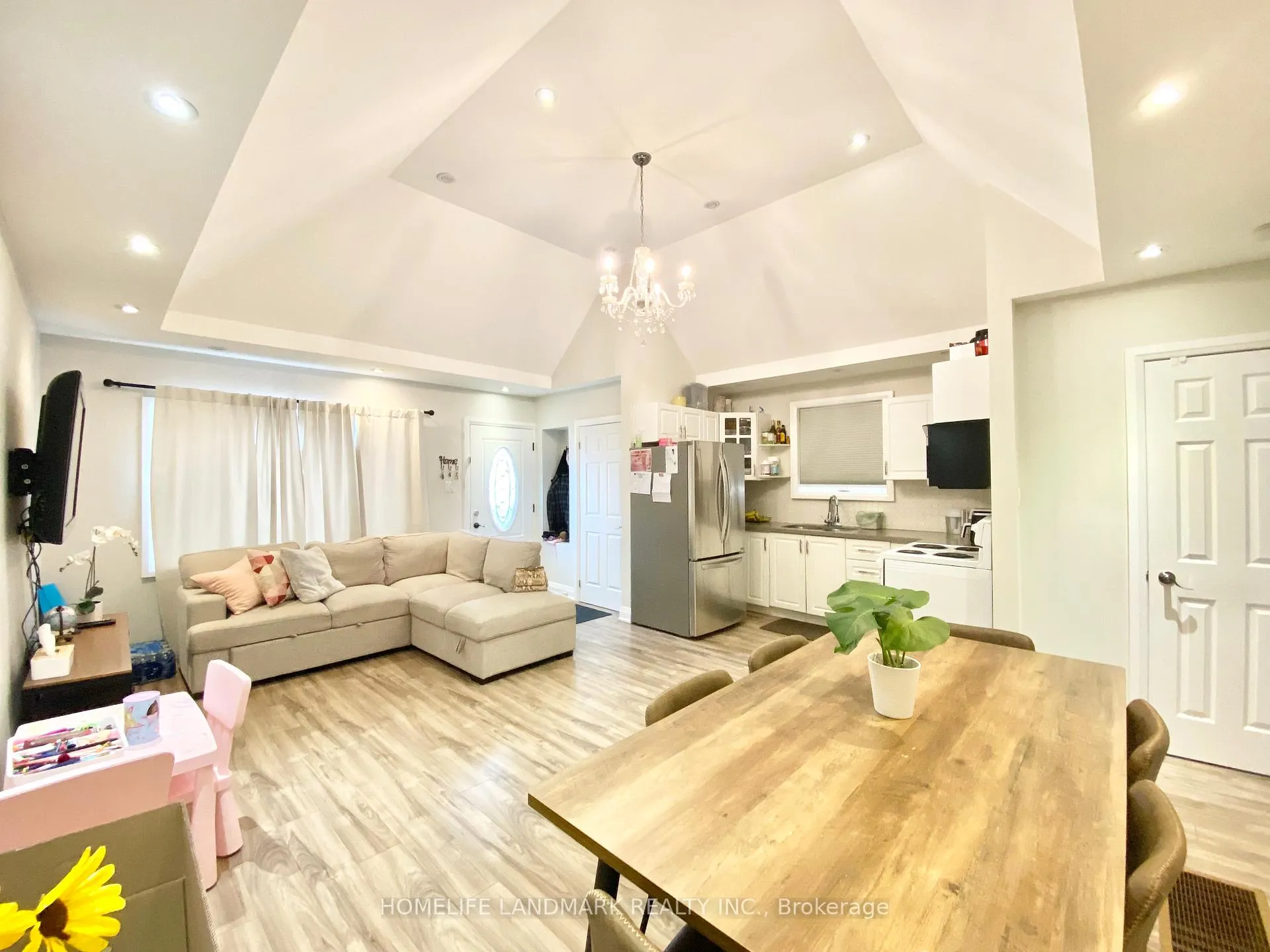 Photo 5 of 689 Jane Street, Toronto, Rockcliffe-Smythe — HOMEH