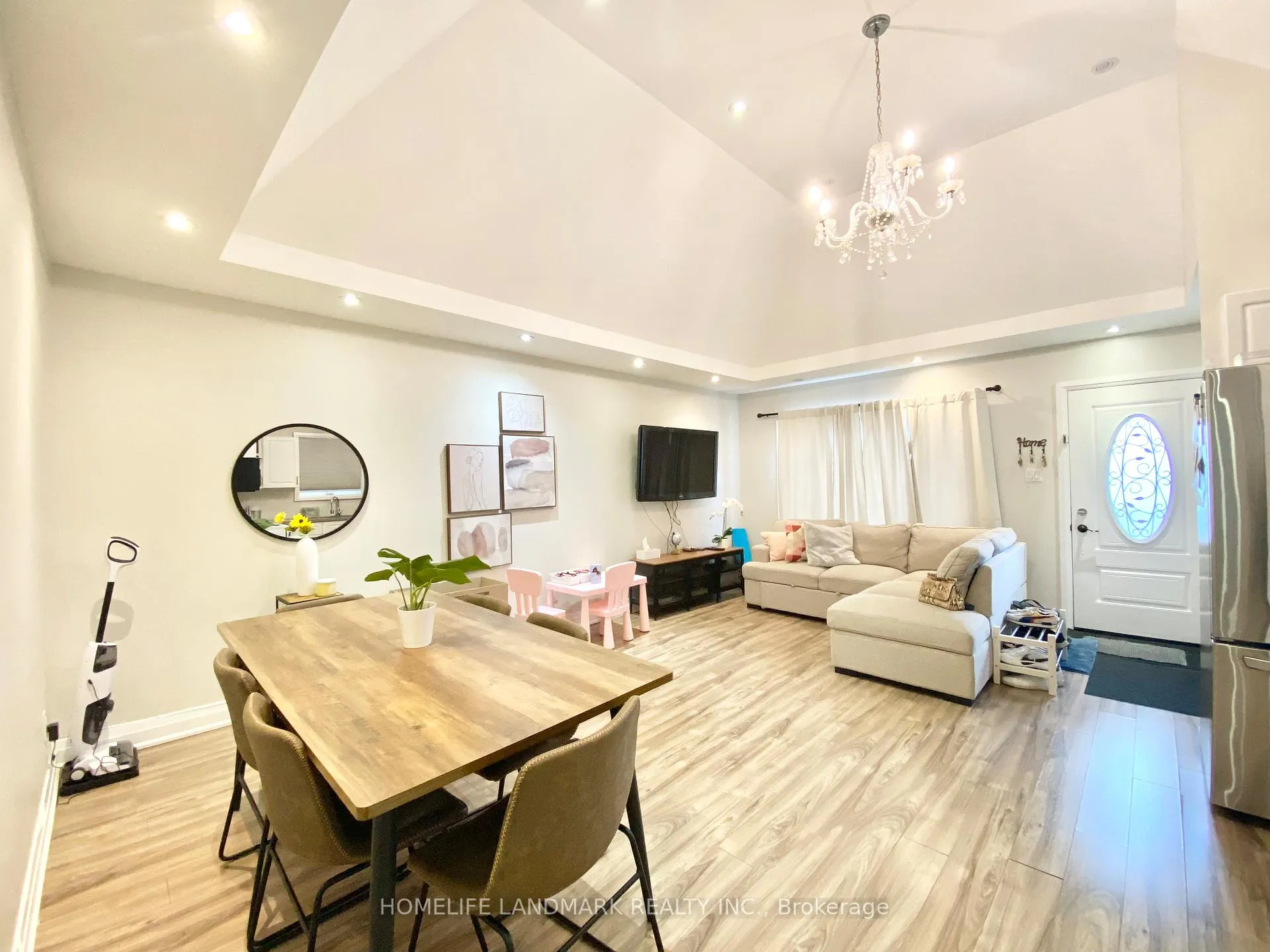 Photo 7 of 689 Jane Street, Toronto, Rockcliffe-Smythe — HOMEH