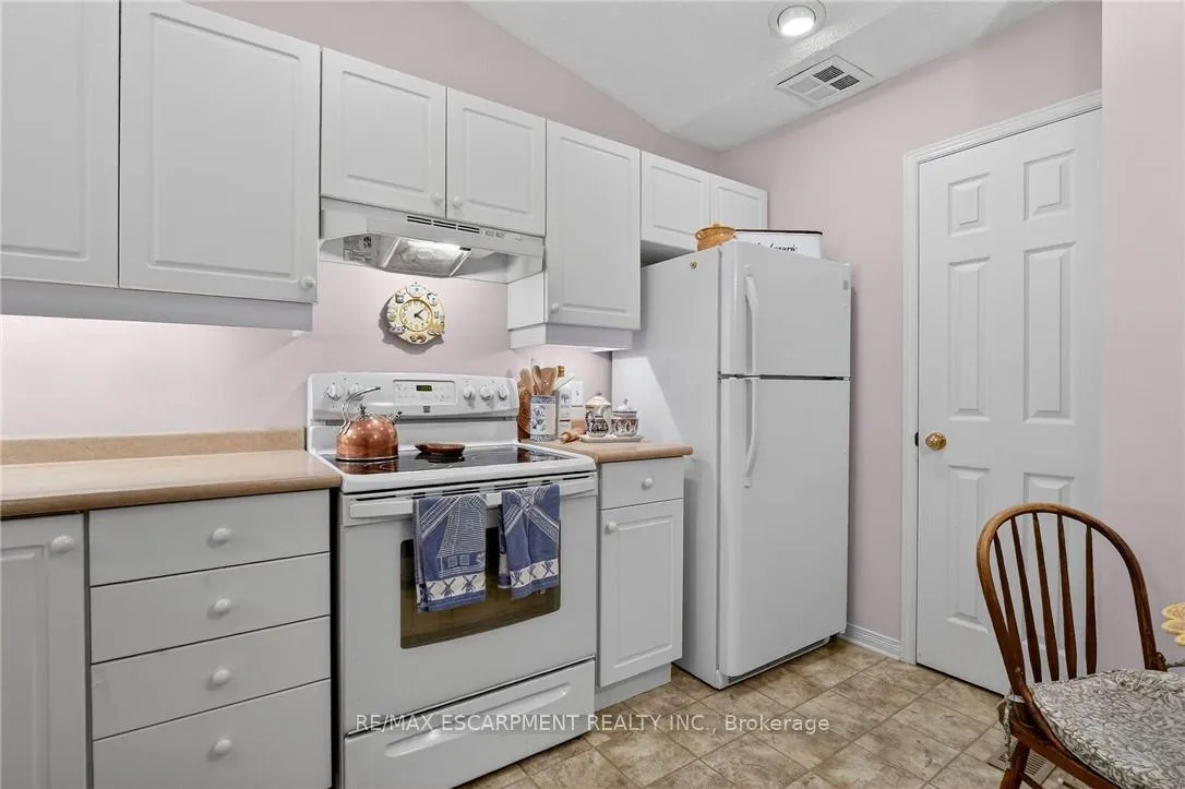 Photo 8 of Unit 30, 303 Central Avenue, Grimsby, Grimsby East — HOMEH