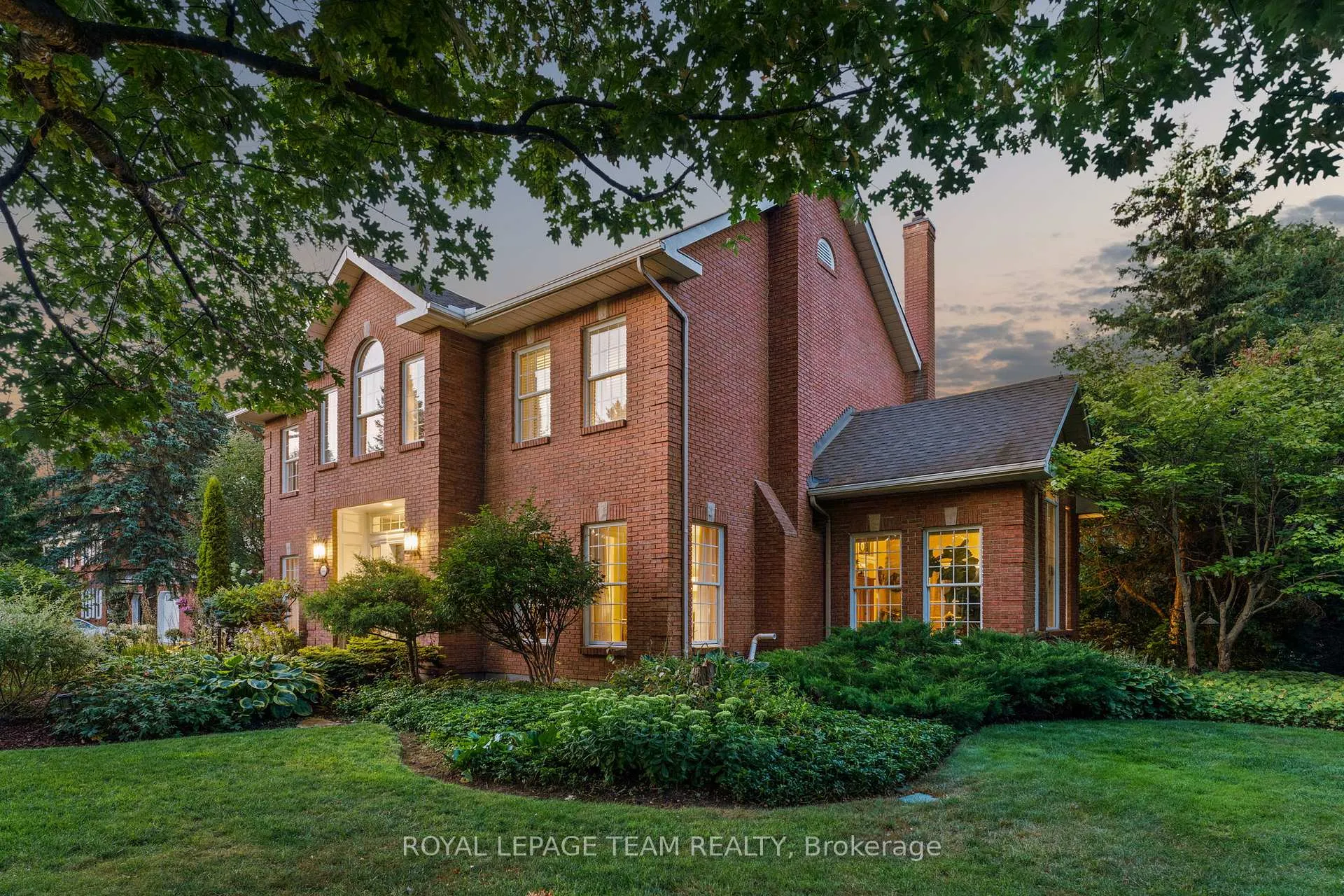Photo 2 of 5557 Pettapiece Crescent, Ottawa, Manotick Village & Manotick Estates — HOMEH