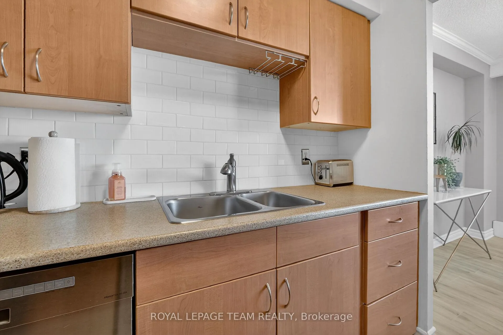 Photo 15 of Unit 403, 2400 Virginia Dr, Ottawa, Guildwood Estates - Urbandale Acres — HOMEH