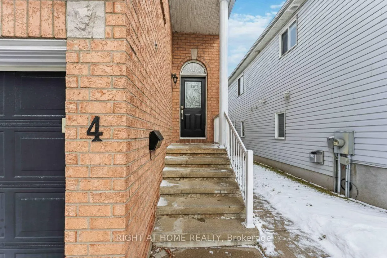 Photo 2 of 4 Castle Glen Crescent, Ottawa, Kanata - Glencairn/Hazeldean — HOMEH