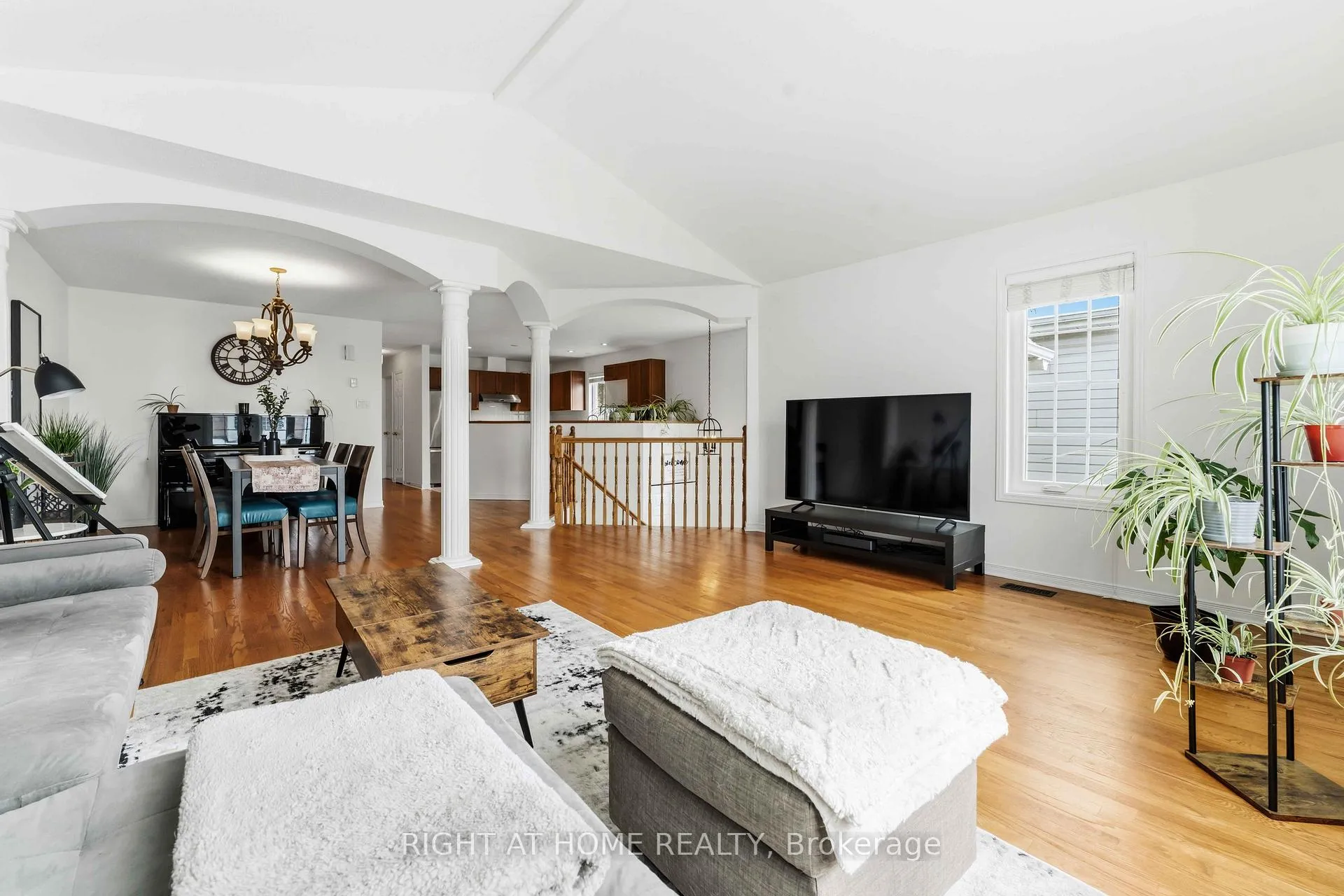 Photo 10 of 4 Castle Glen Crescent, Ottawa, Kanata - Glencairn/Hazeldean — HOMEH