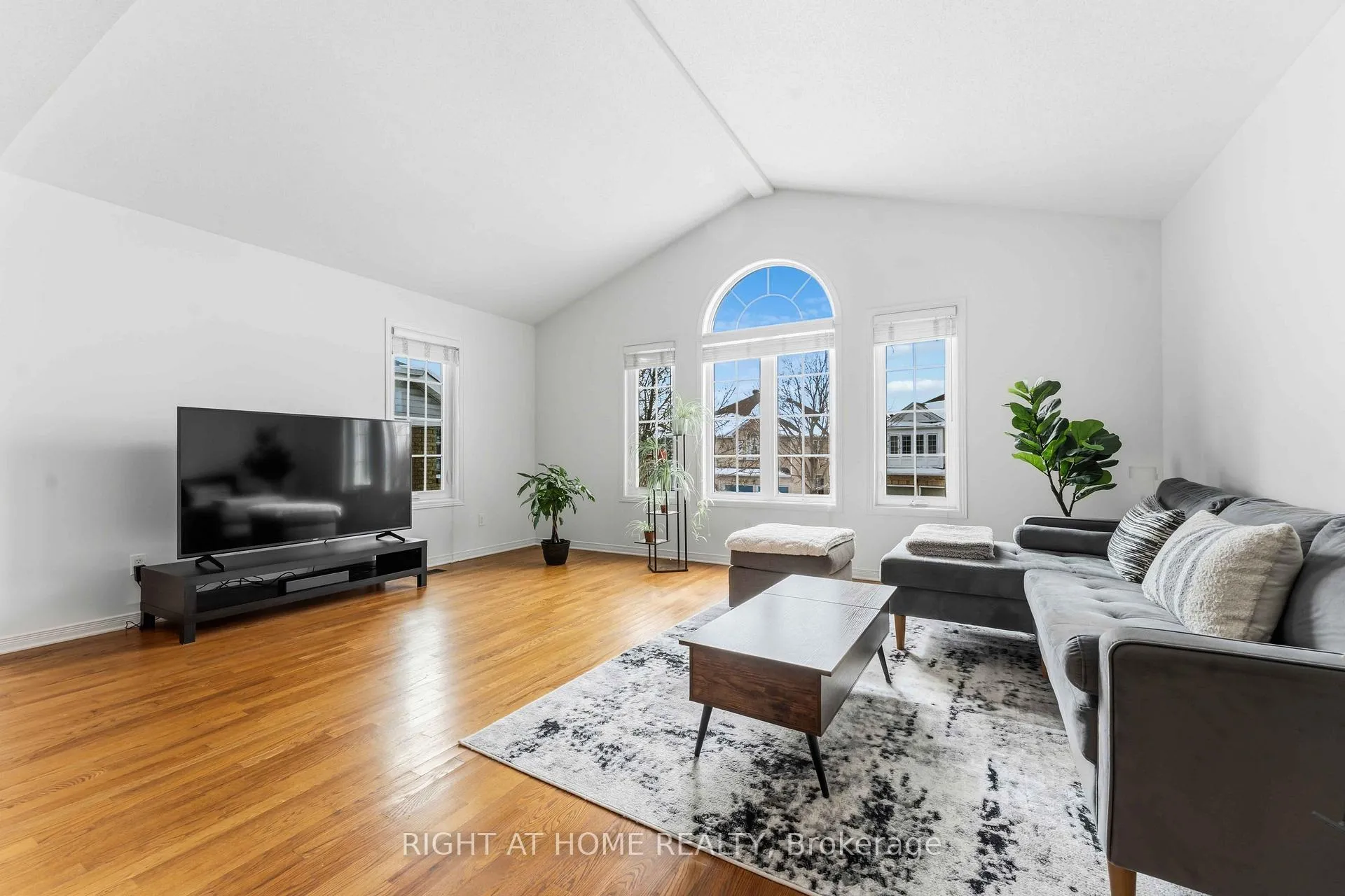 Photo 12 of 4 Castle Glen Crescent, Ottawa, Kanata - Glencairn/Hazeldean — HOMEH