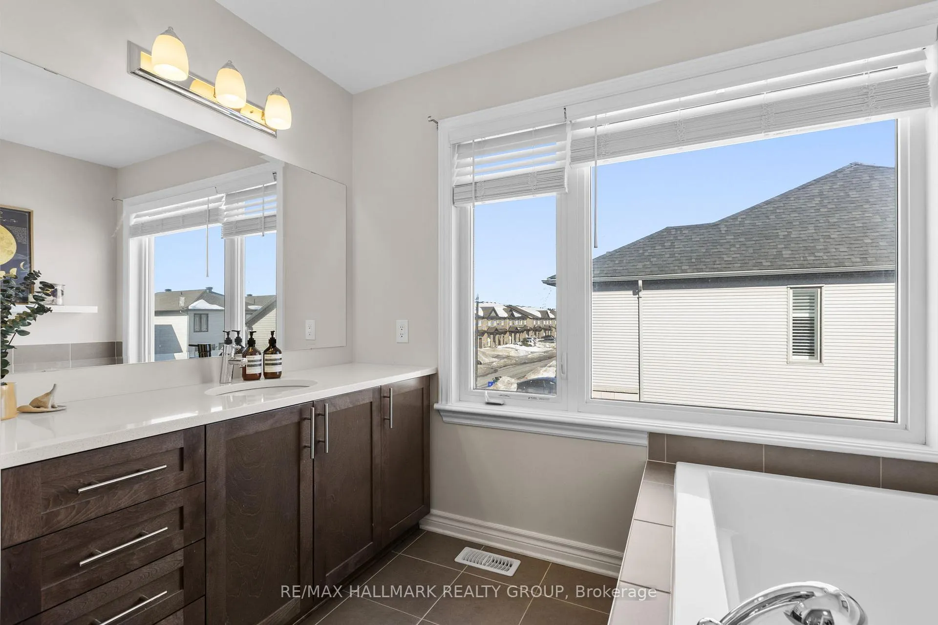 Photo 20 of 335 Livery Street, Ottawa, Kanata - Emerald Meadows/Trailwest — HOMEH