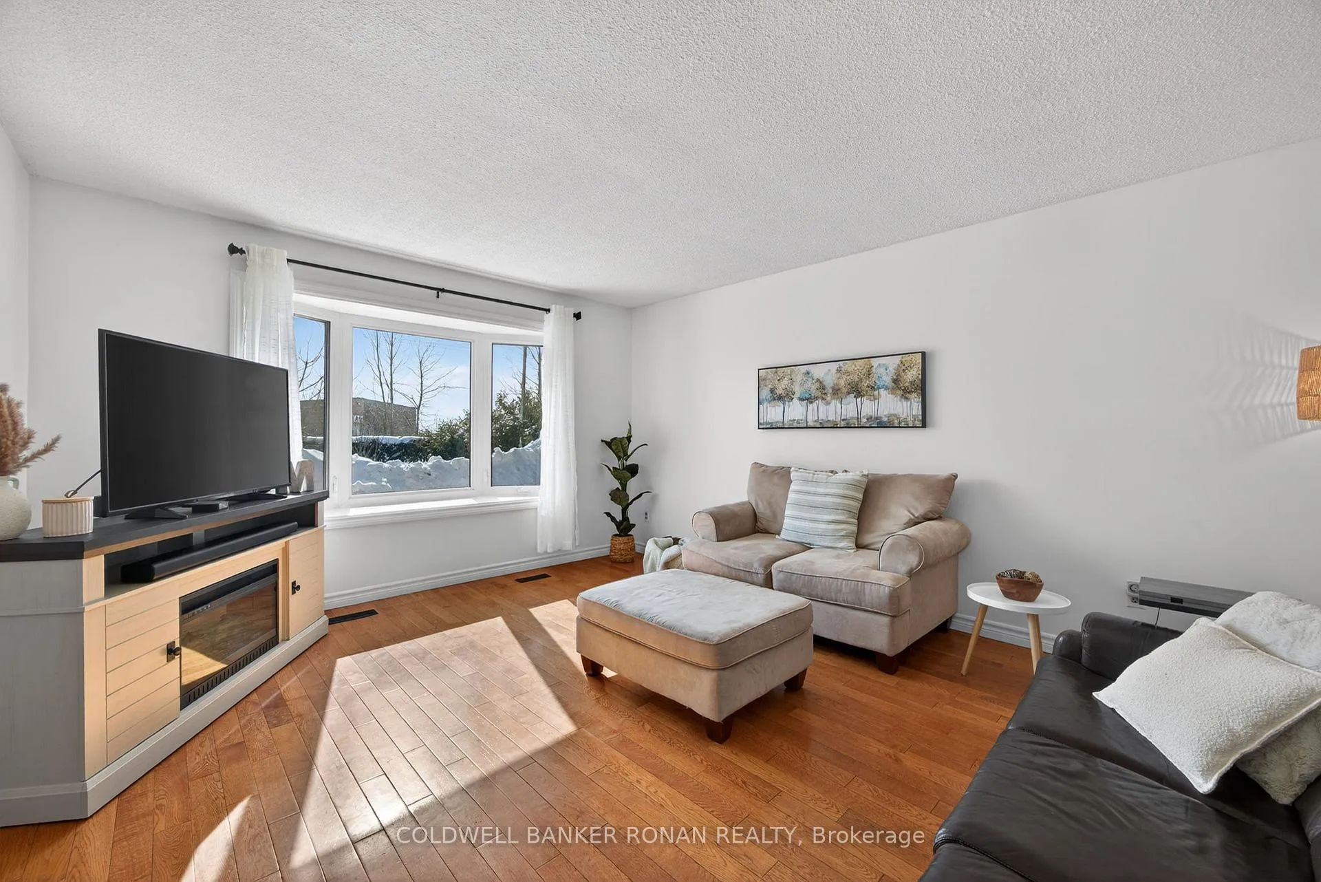 Photo 5 of 191 Ellwood Drive W, Caledon, Bolton West — HOMEH