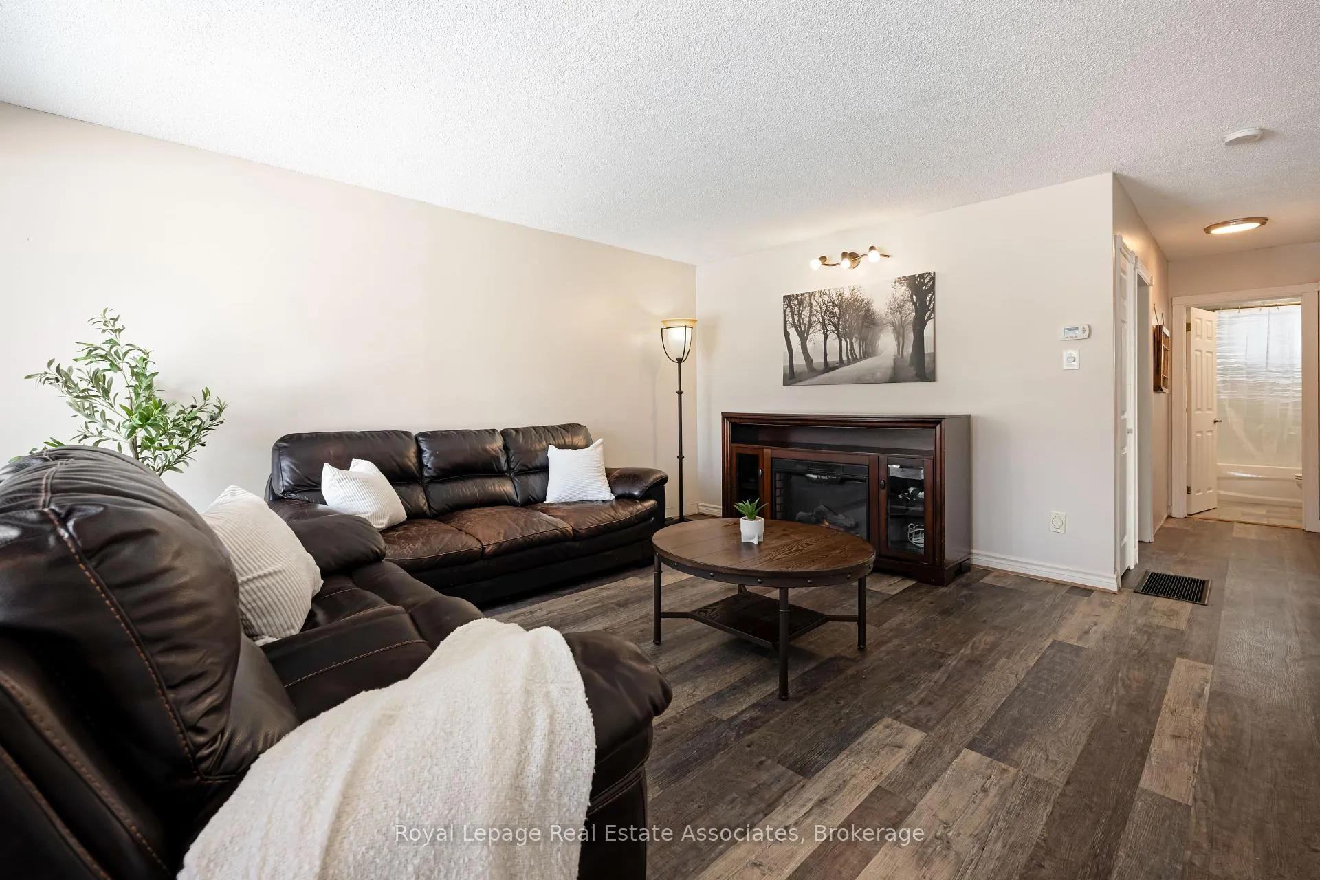 Photo 7 of 55 McIntyre Crescent, Halton Hills, Georgetown — HOMEH
