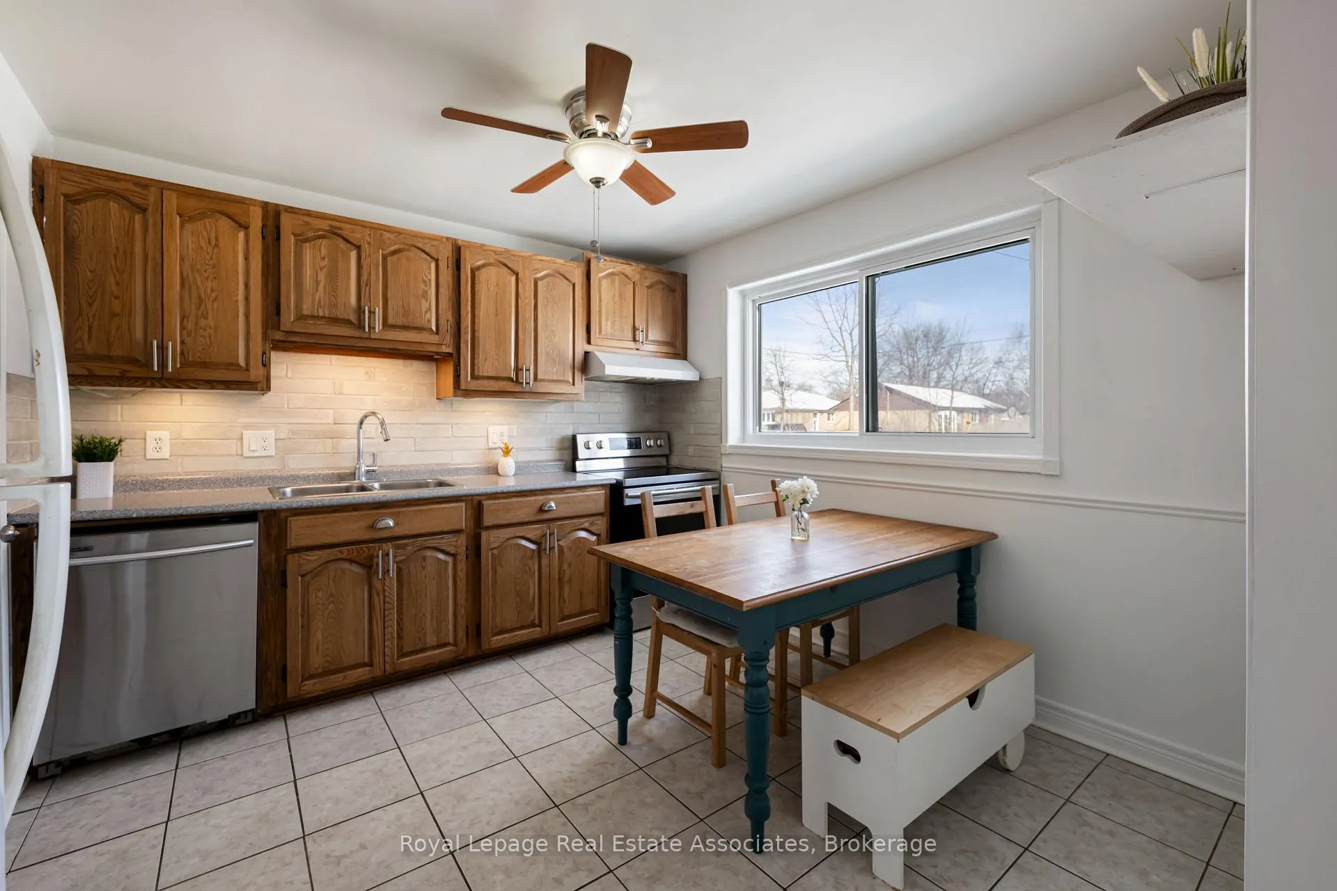Photo 12 of 55 McIntyre Crescent, Halton Hills, Georgetown — HOMEH