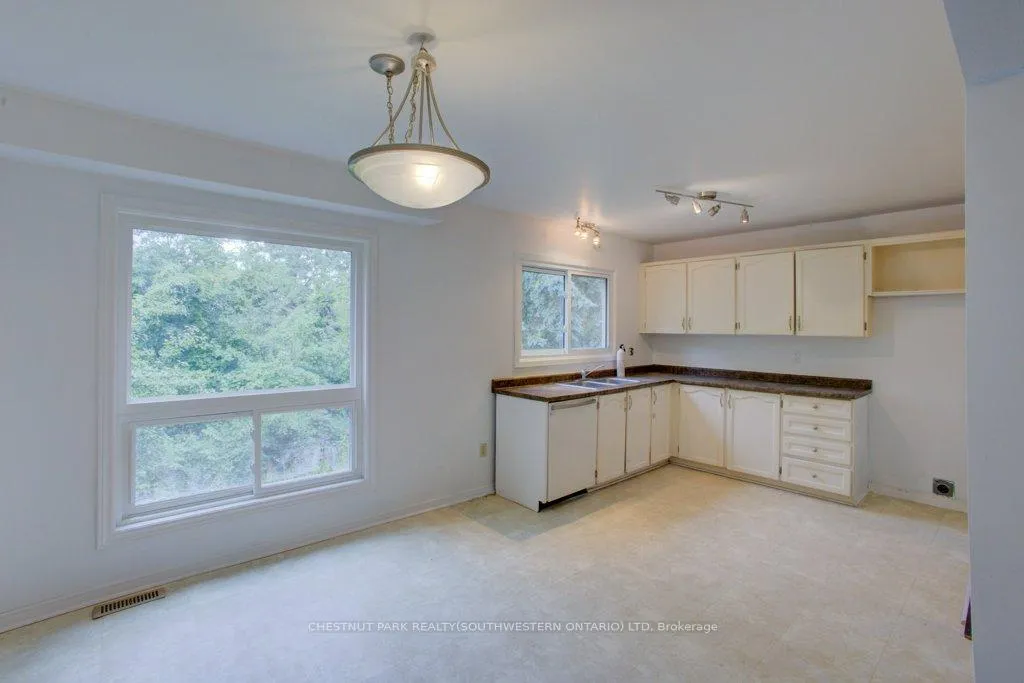 Photo 12 of 36 Fox Run, Barrie, 400 West — HOMEH