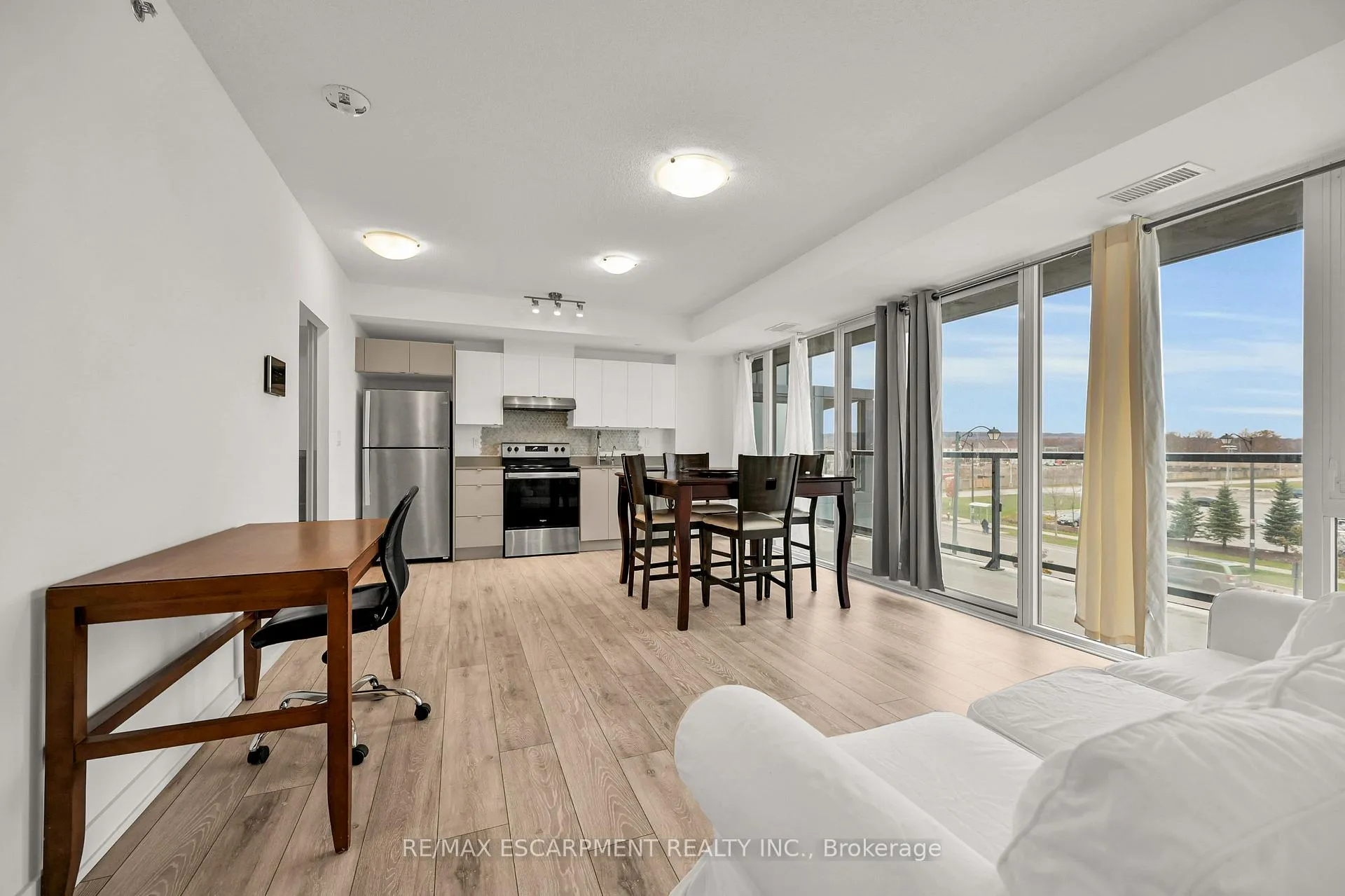 Photo 8 of Unit B301, 3200 Dakota Common, Burlington, Alton — HOMEH