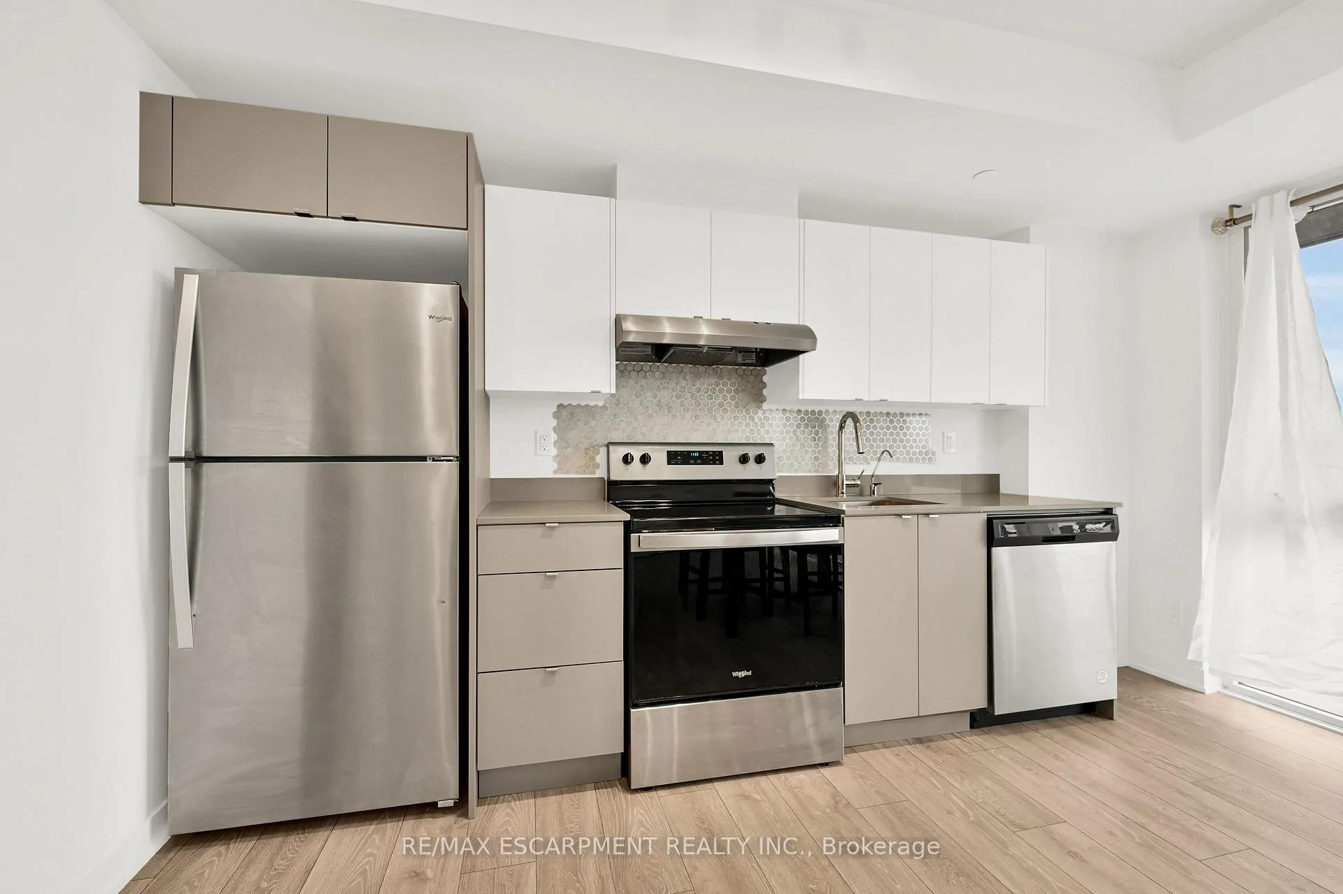 Photo 10 of Unit B301, 3200 Dakota Common, Burlington, Alton — HOMEH