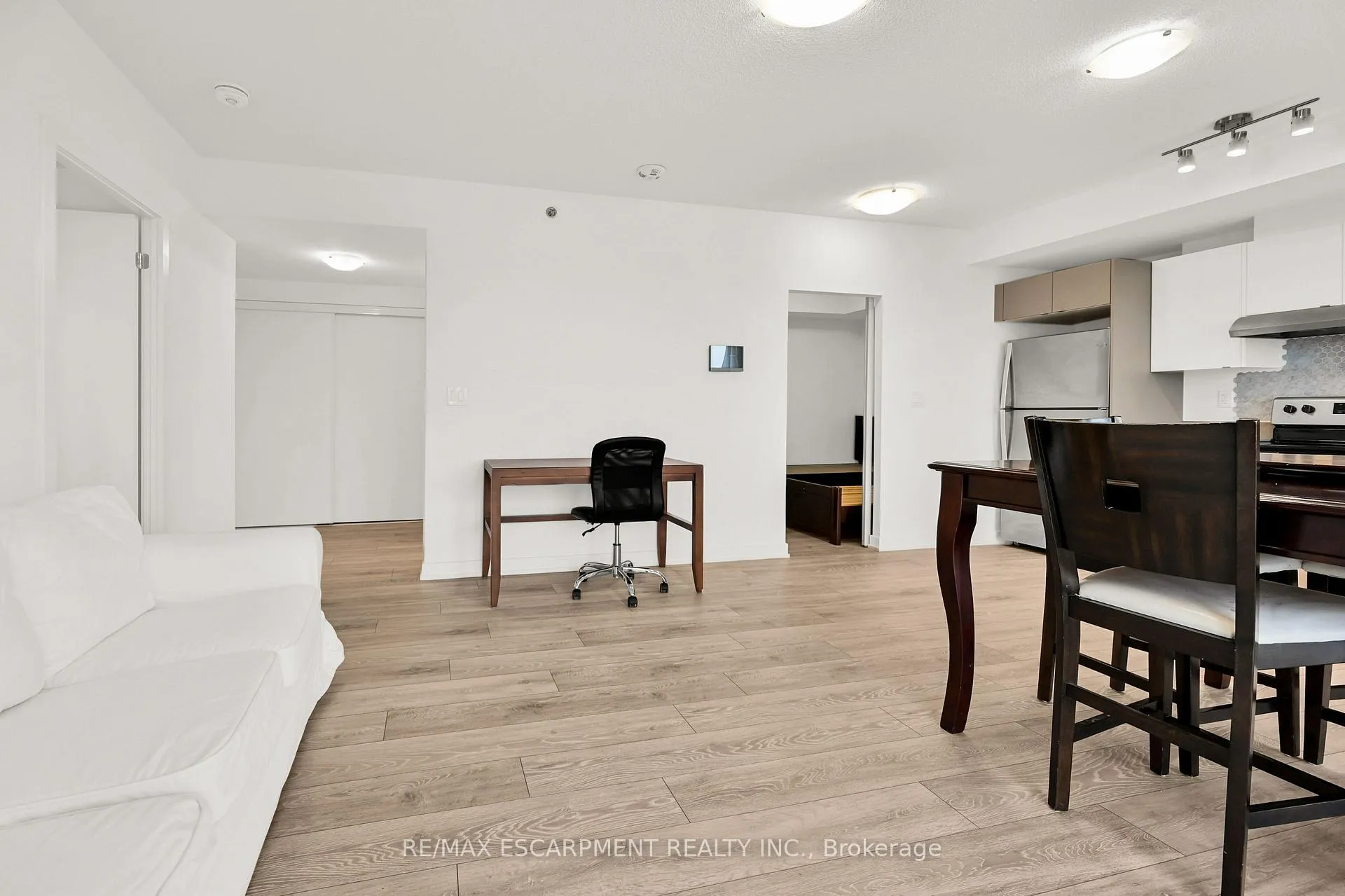 Photo 15 of Unit B301, 3200 Dakota Common, Burlington, Alton — HOMEH