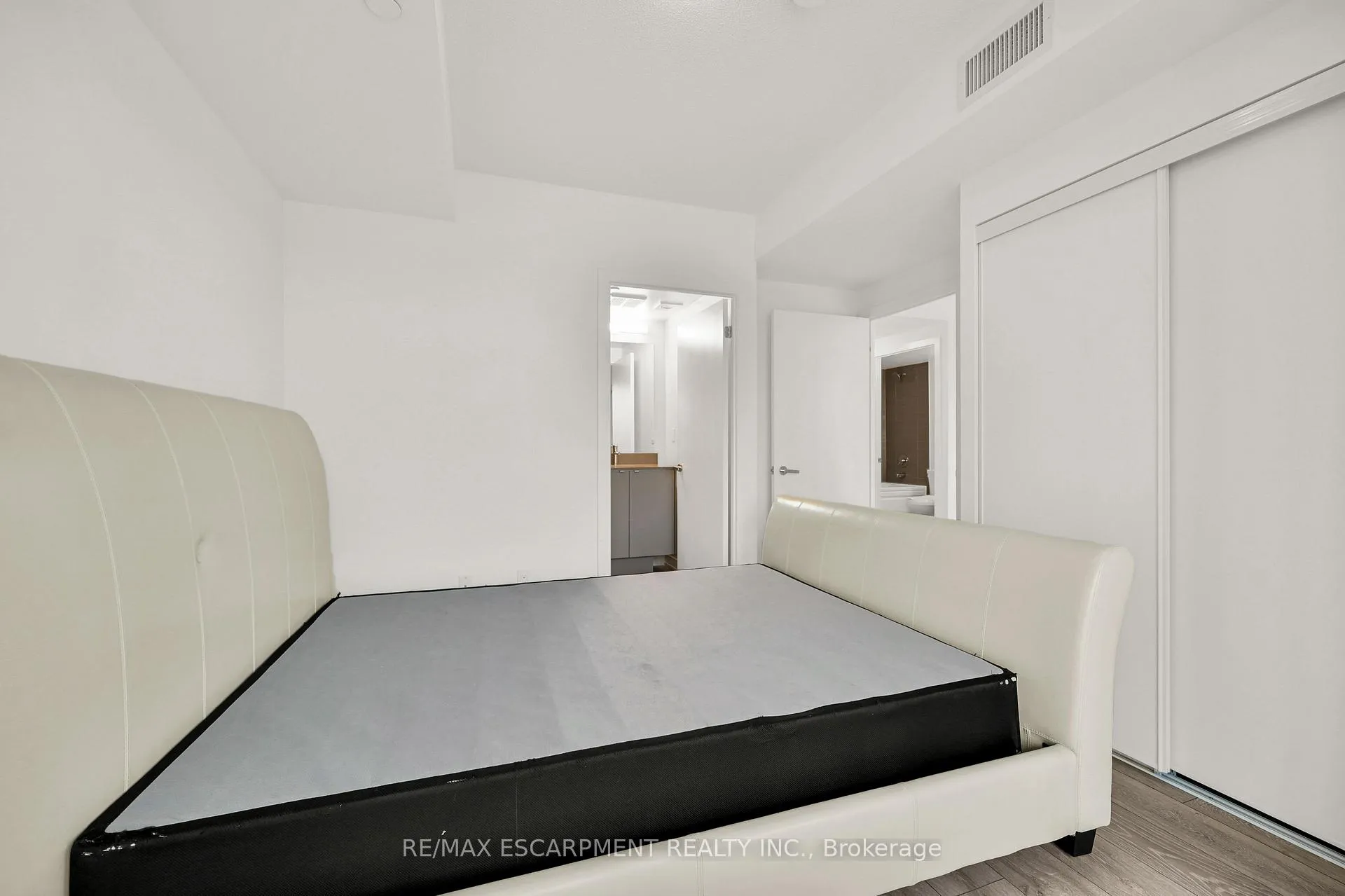 Photo 20 of Unit B301, 3200 Dakota Common, Burlington, Alton — HOMEH