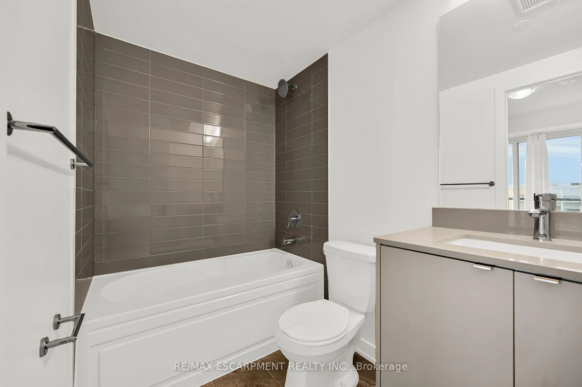 Photo 21 of Unit B301, 3200 Dakota Common, Burlington, Alton — HOMEH