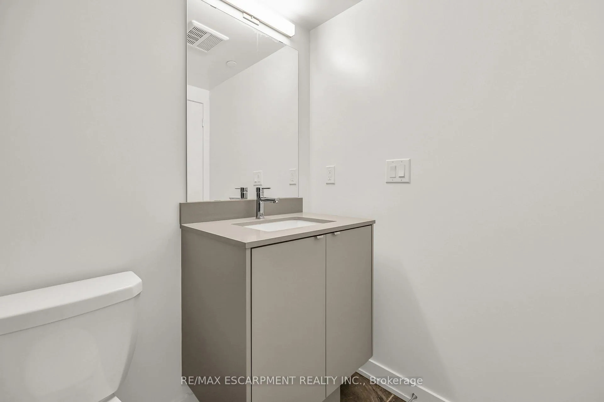 Photo 25 of Unit B301, 3200 Dakota Common, Burlington, Alton — HOMEH