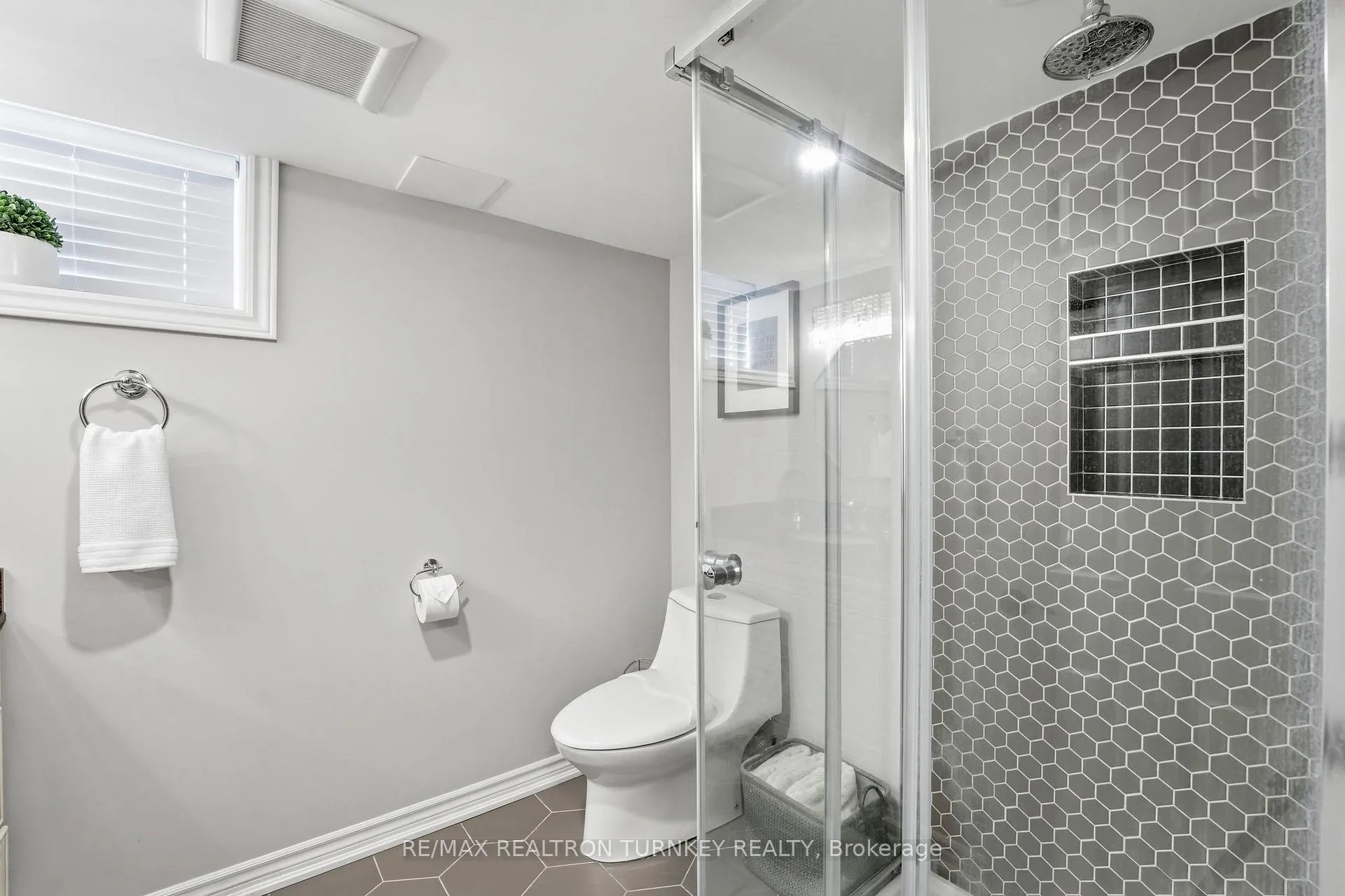 Photo 32 of 27 Marion Crescent, Barrie, Wellington — HOMEH