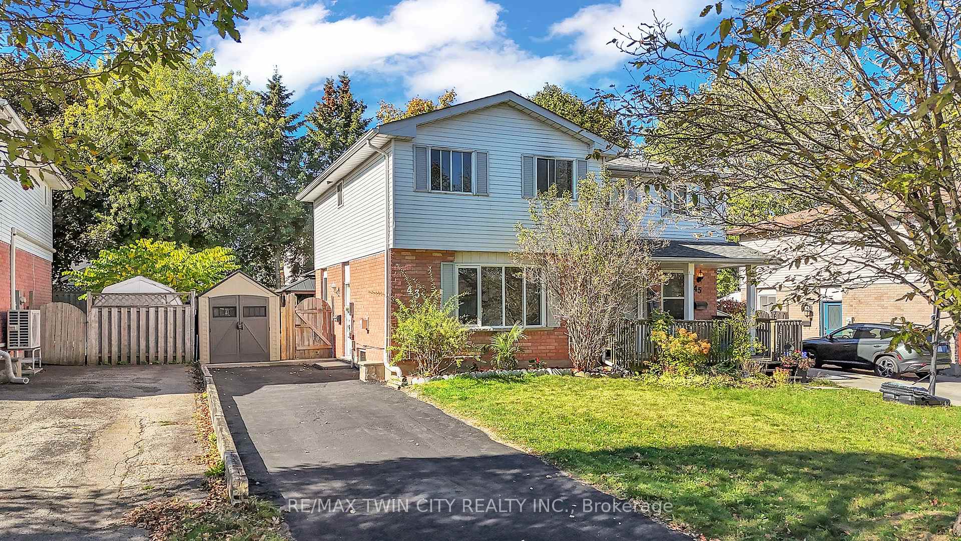Photo 2 of 43 Connelly Drive, Kitchener — HOMEH
