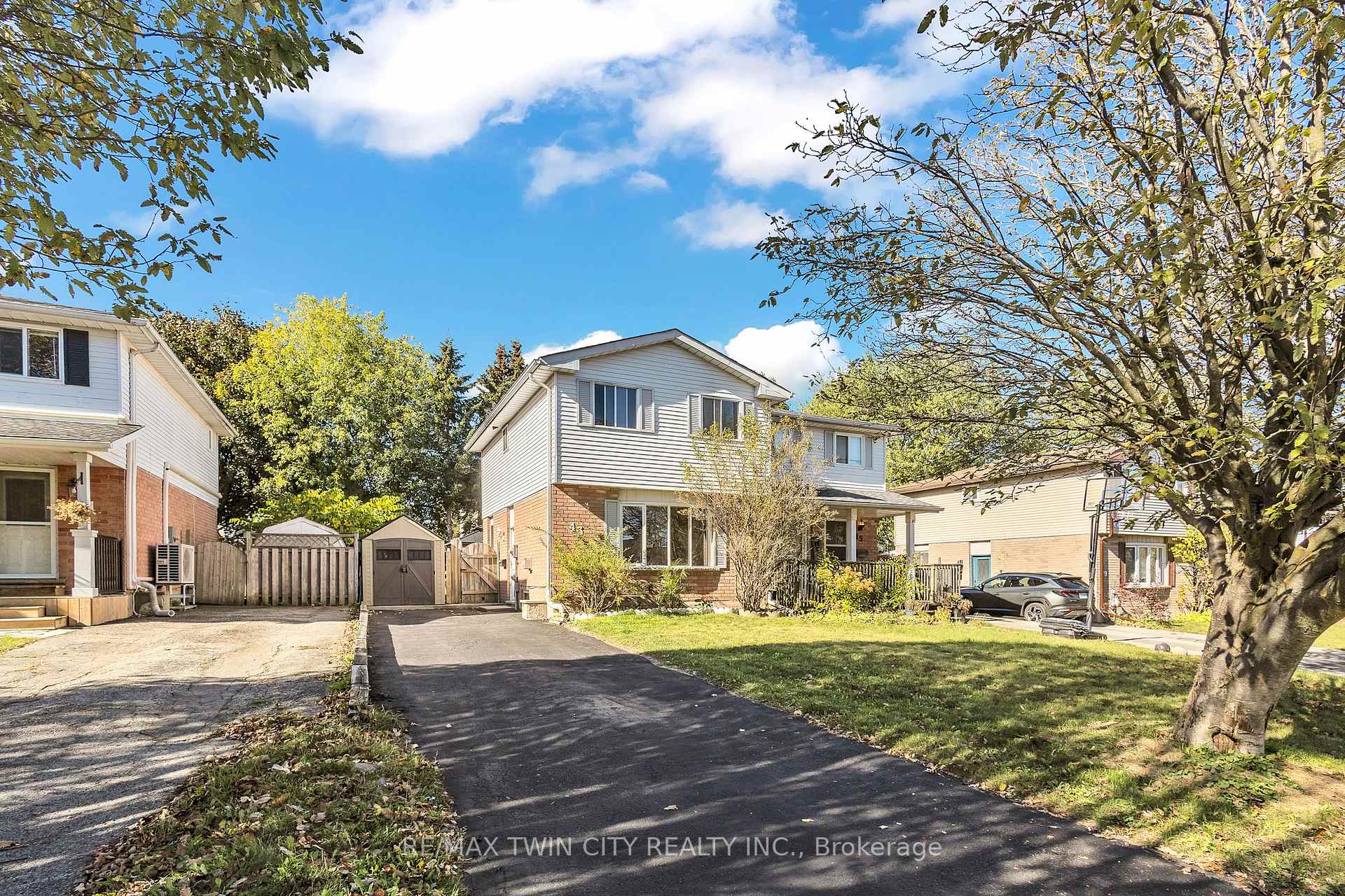 Photo 3 of 43 Connelly Drive, Kitchener — HOMEH
