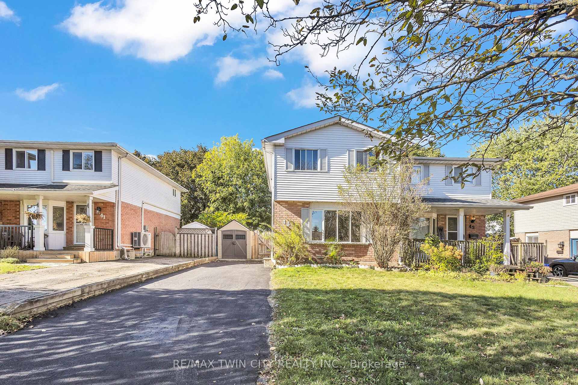 Photo 4 of 43 Connelly Drive, Kitchener — HOMEH